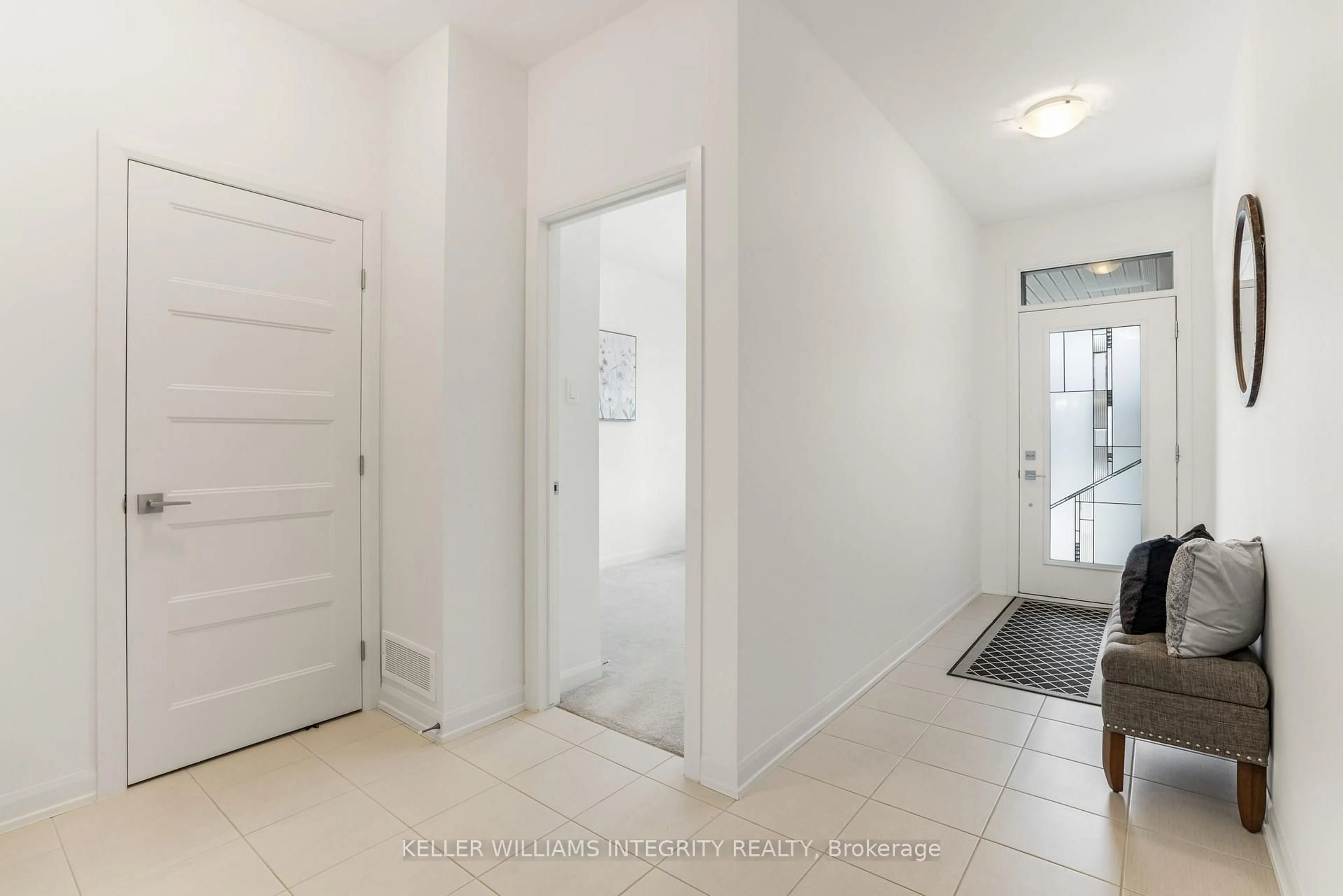 Indoor entryway for 627 Ruby St, Clarence-Rockland Ontario K4K 0H3