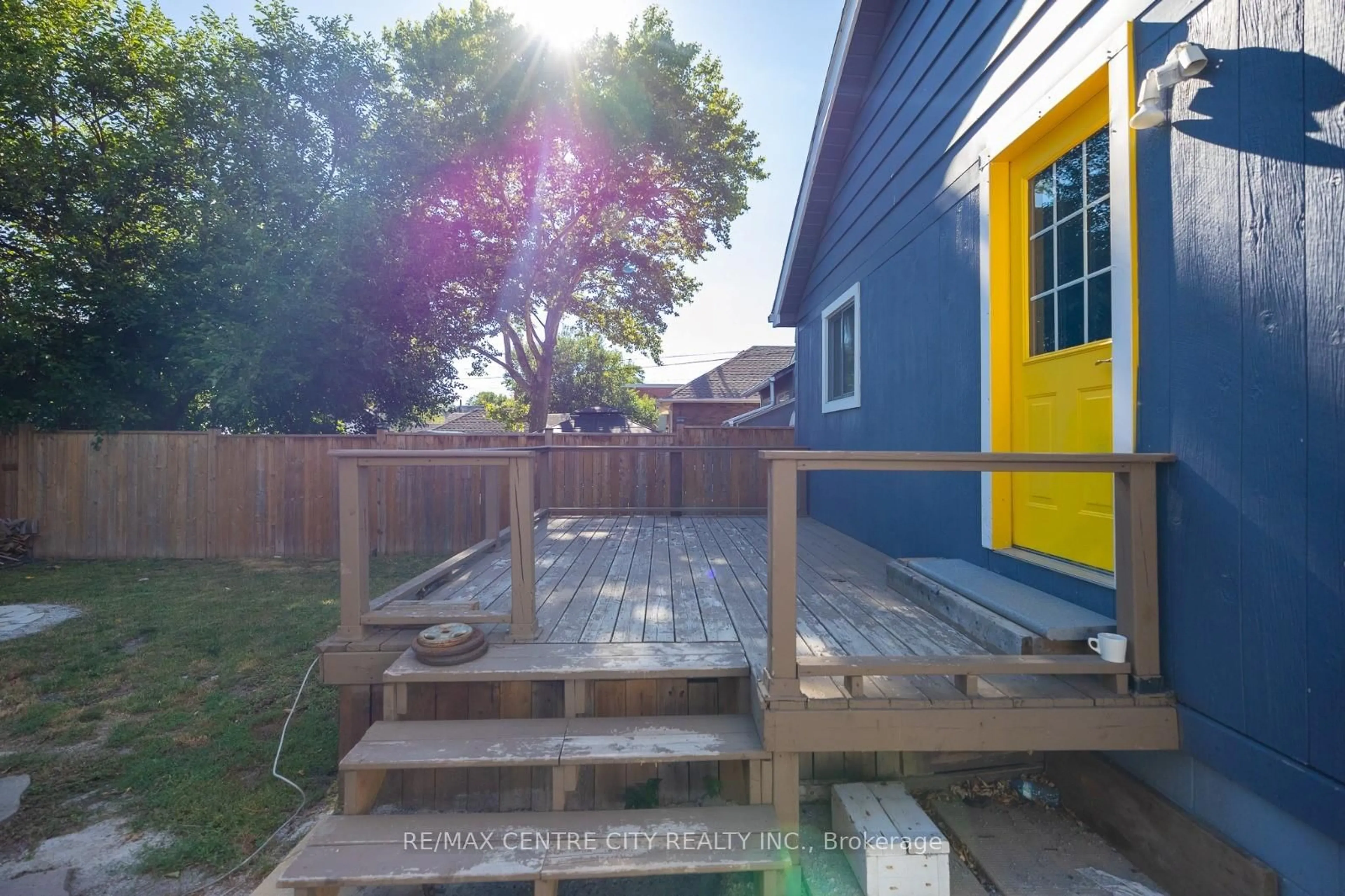 Patio, street for 243 Kathleen Ave, Sarnia Ontario N7T 1E4