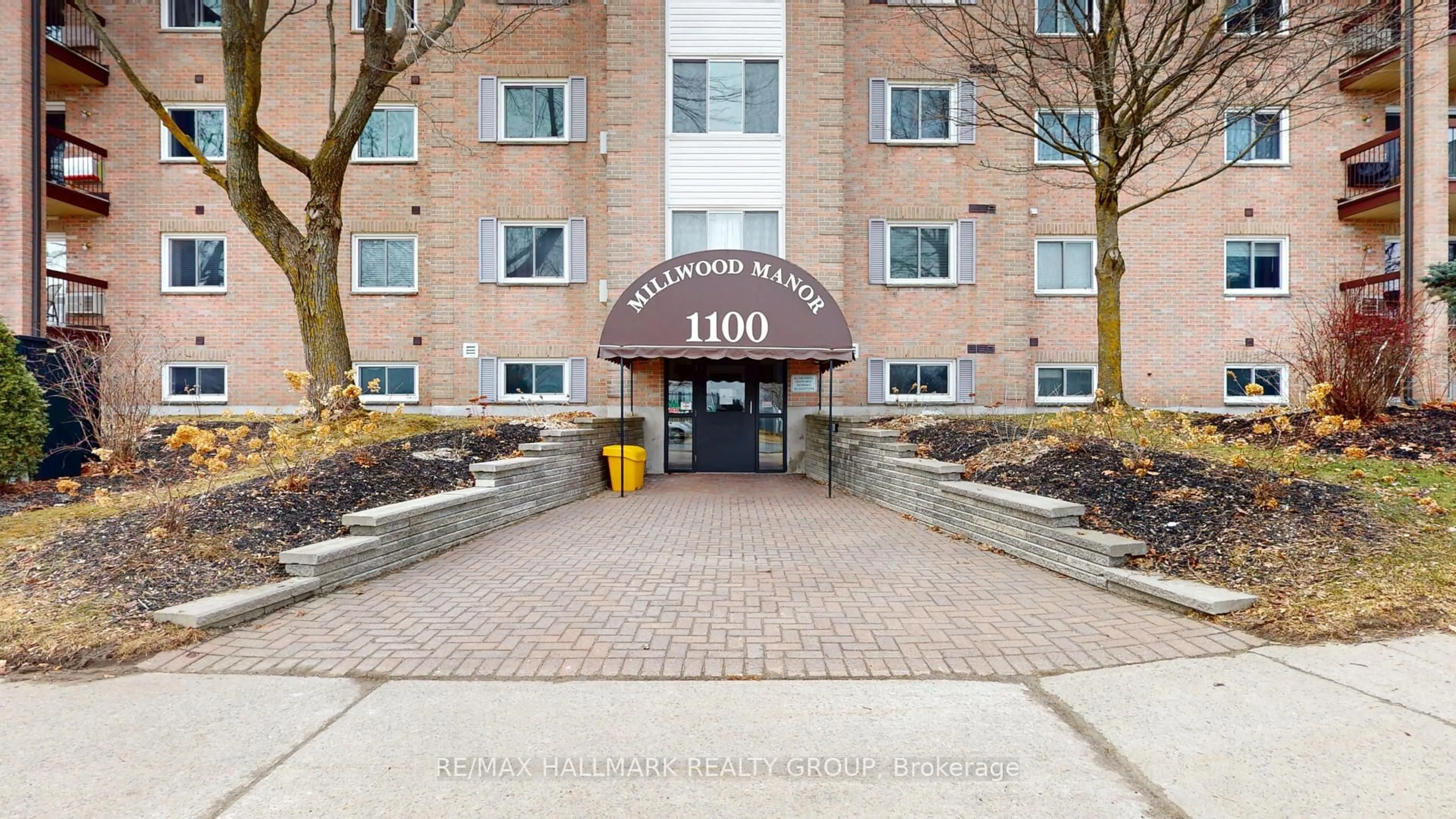 Indoor foyer for 1100 Millwood Ave #210, Brockville Ontario K6V 6Z3