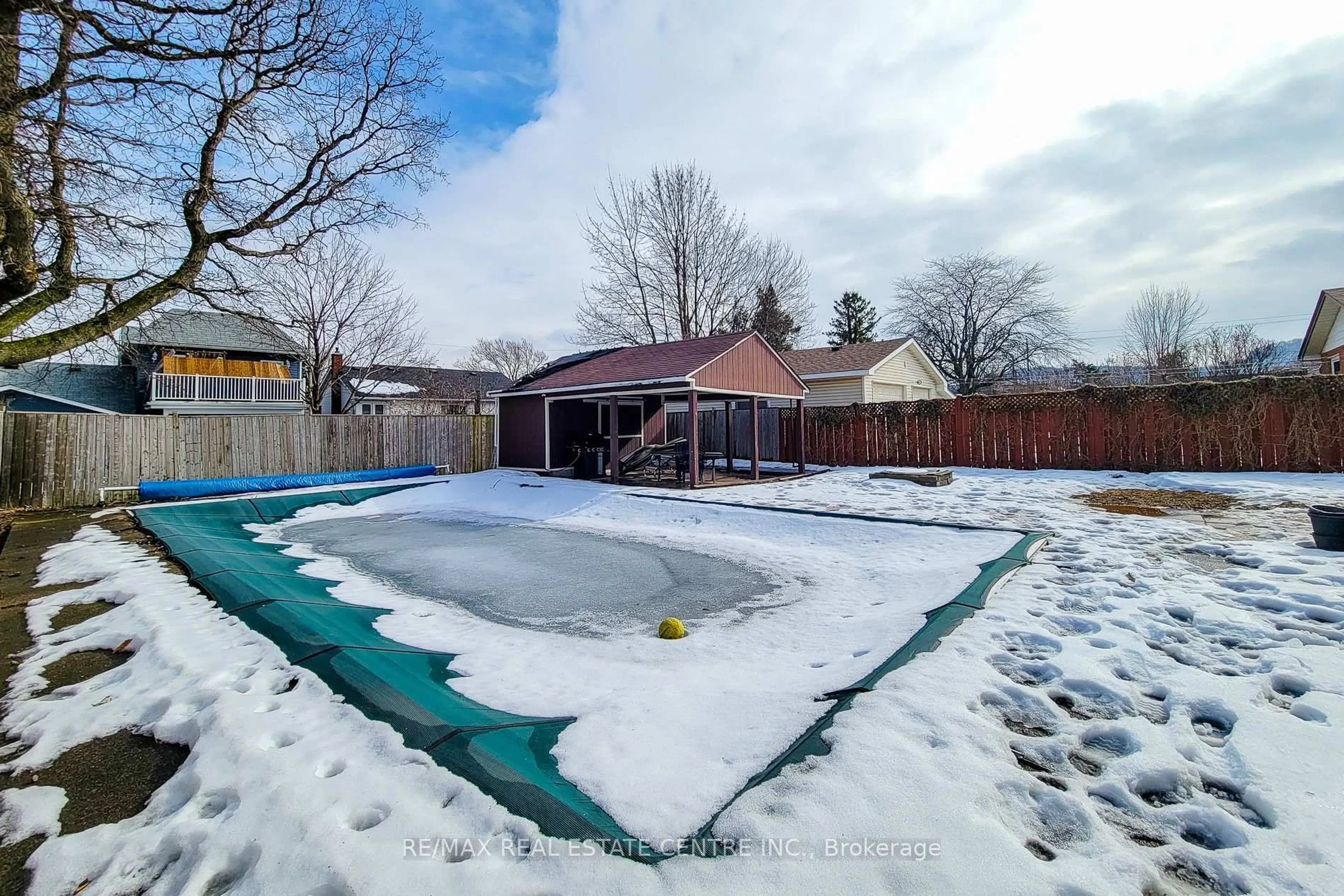 Pool for 38 Stewart St, Grimsby Ontario L3M 3M8