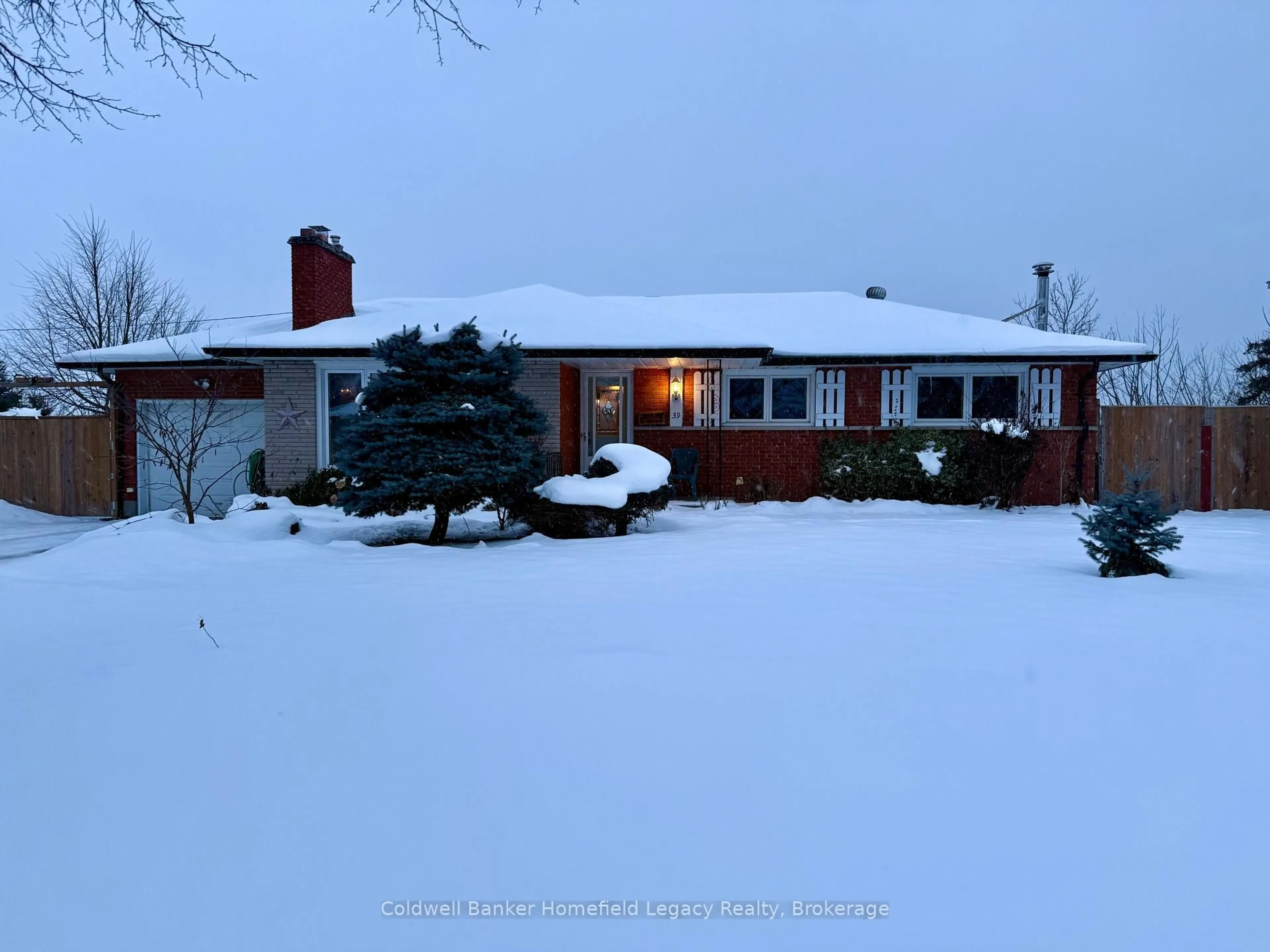 A pic from outside/outdoor area/front of a property/back of a property/a pic from drone, street for 39 Agincourt Gdns, London South Ontario N5Z 4E5