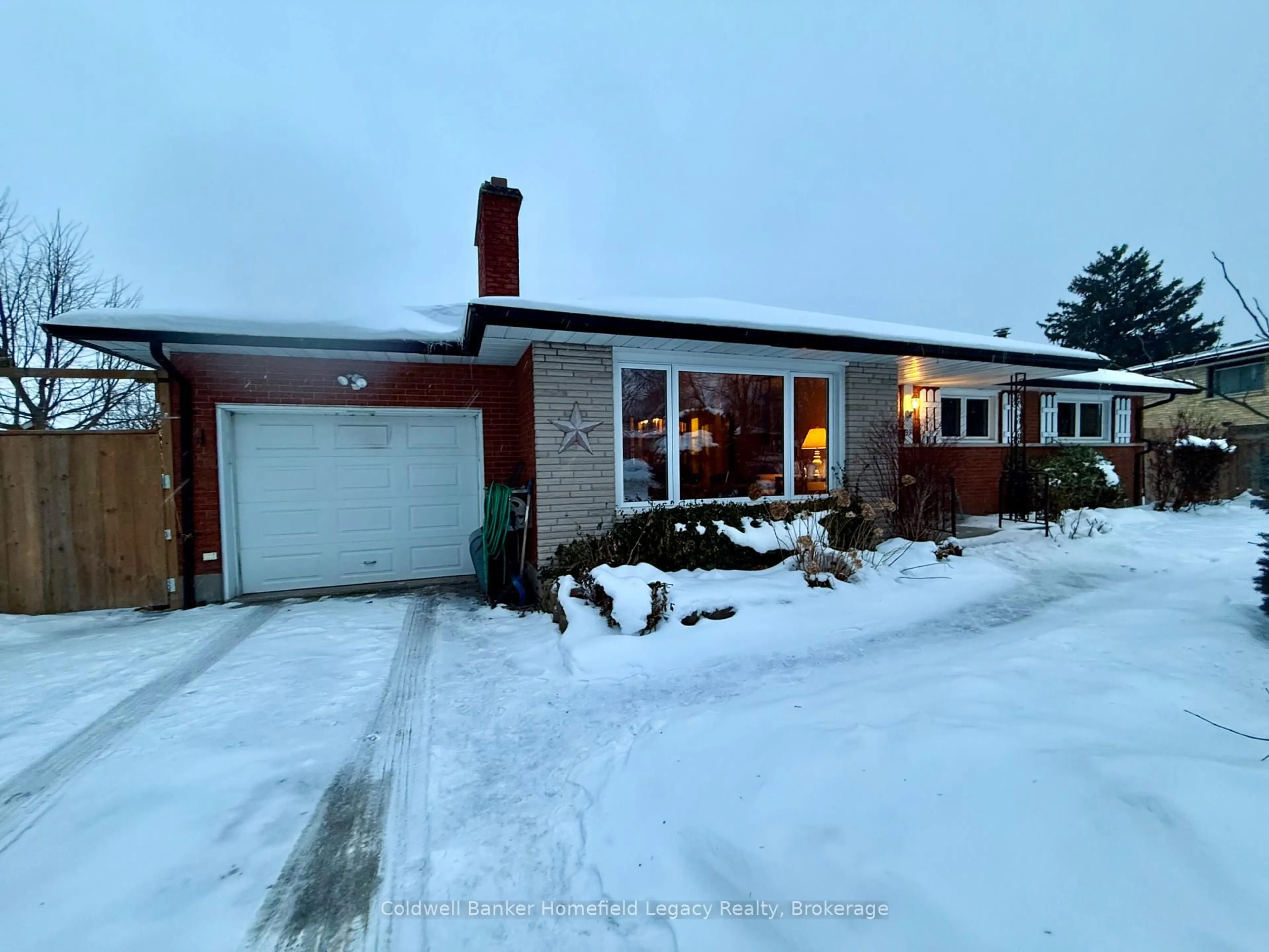 A pic from outside/outdoor area/front of a property/back of a property/a pic from drone, street for 39 Agincourt Gdns, London South Ontario N5Z 4E5