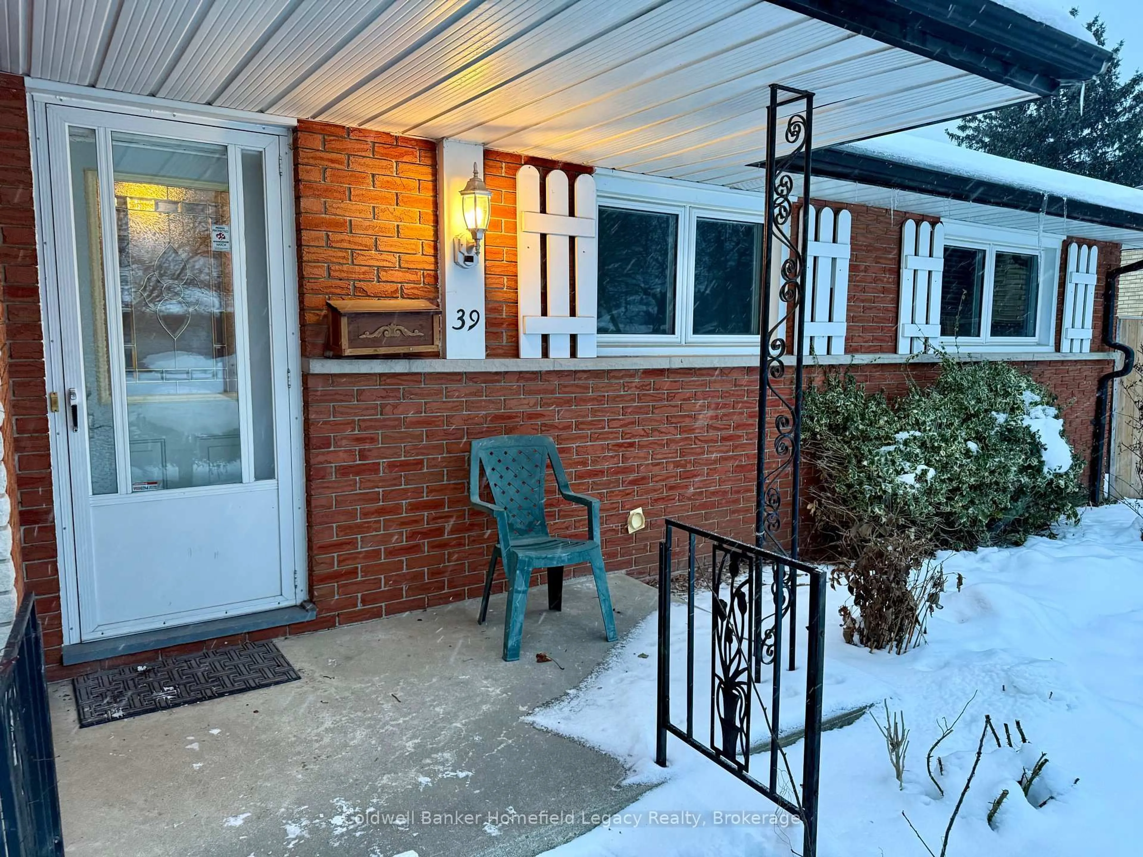 Unknown for 39 Agincourt Gdns, London South Ontario N5Z 4E5