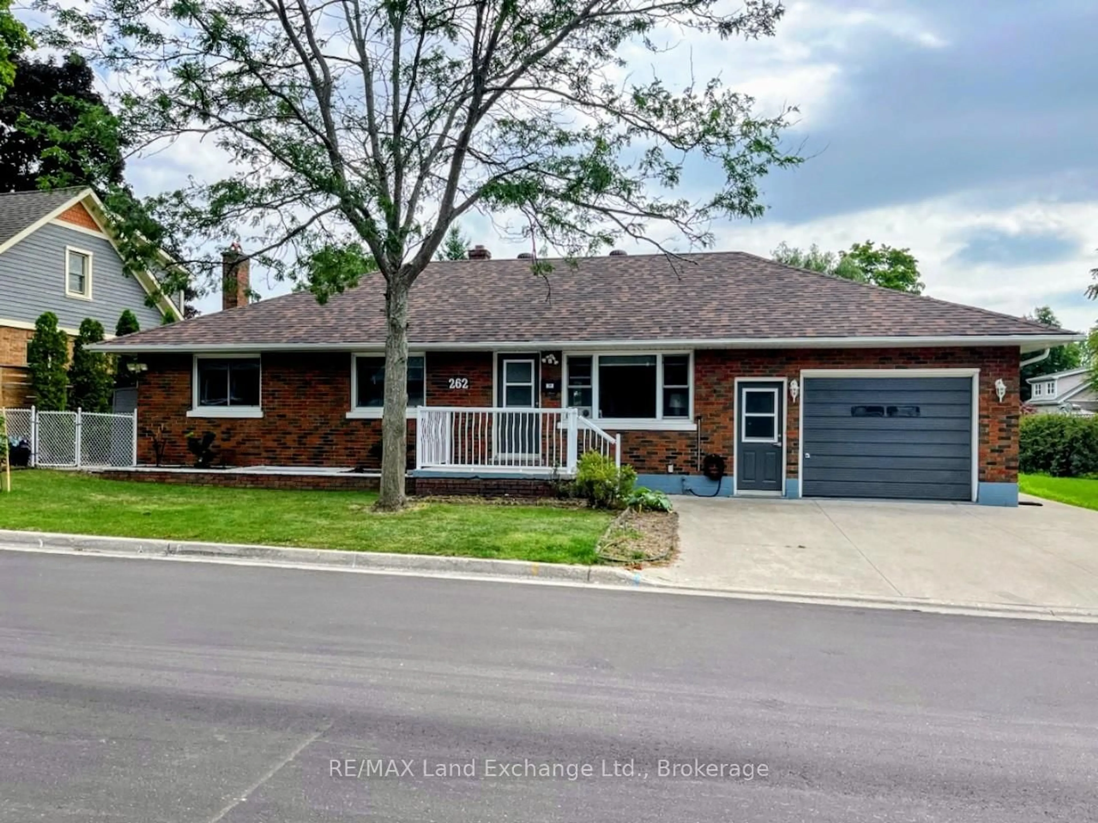 Home with brick exterior material, street for 262 Gordon St, Kincardine Ontario N2Z 2H5