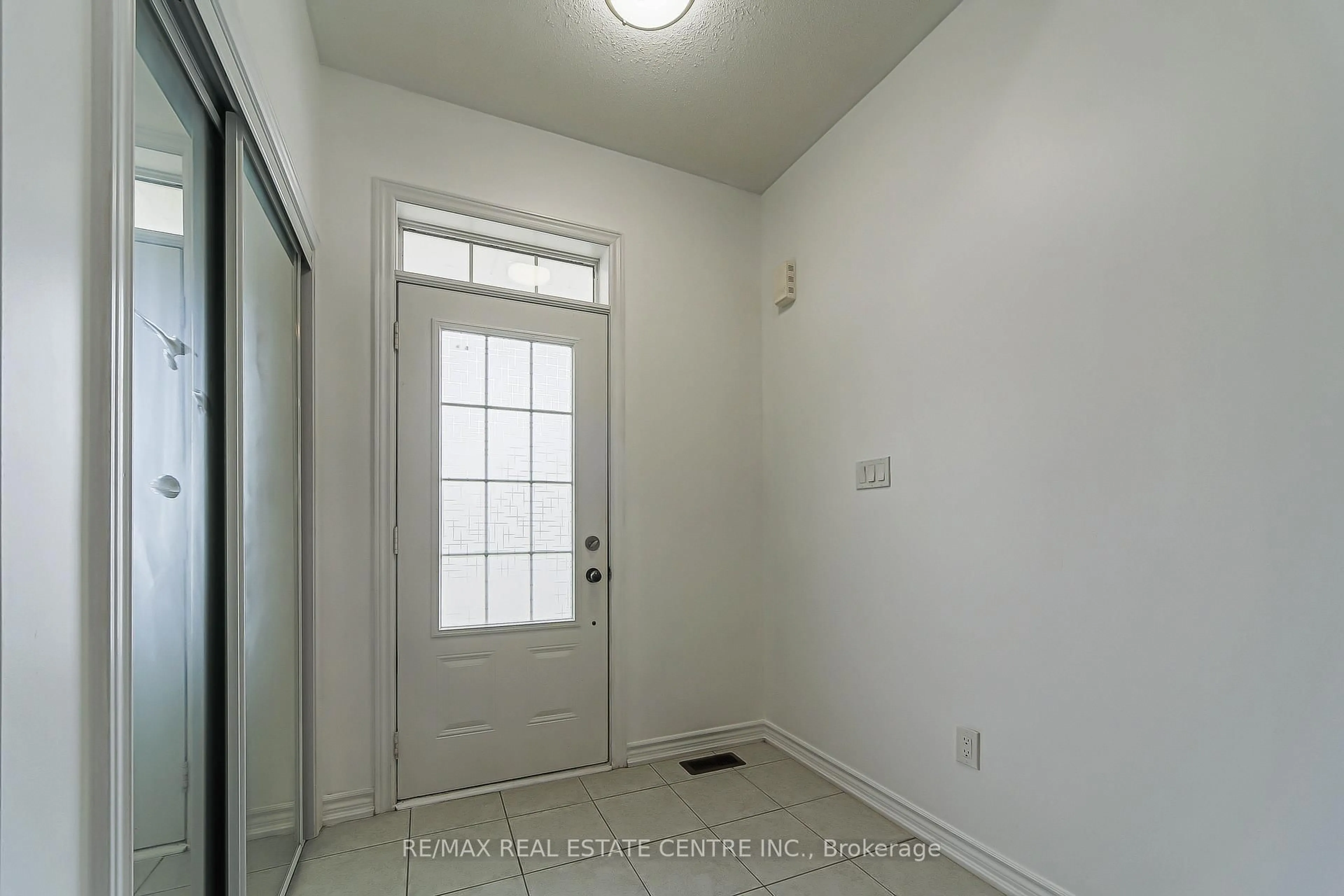 Indoor entryway for 808 O'Reilly Cres, Shelburne Ontario L9V 2S3