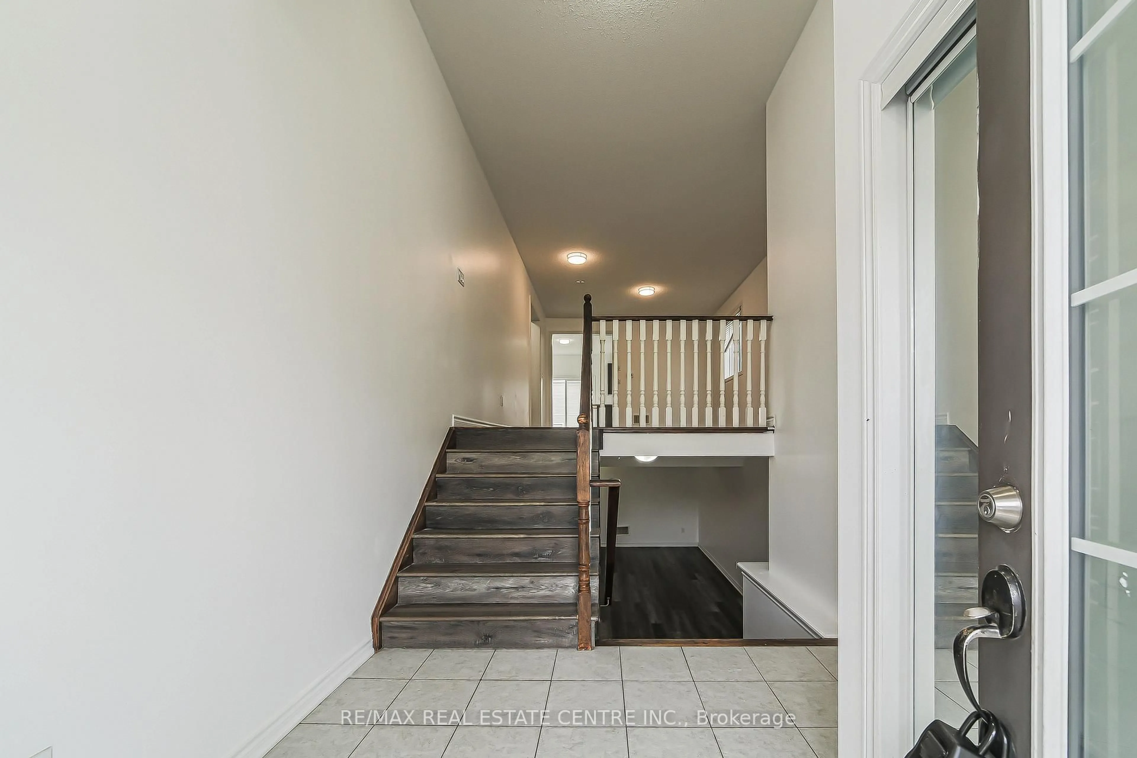 Indoor foyer for 808 O'Reilly Cres, Shelburne Ontario L9V 2S3