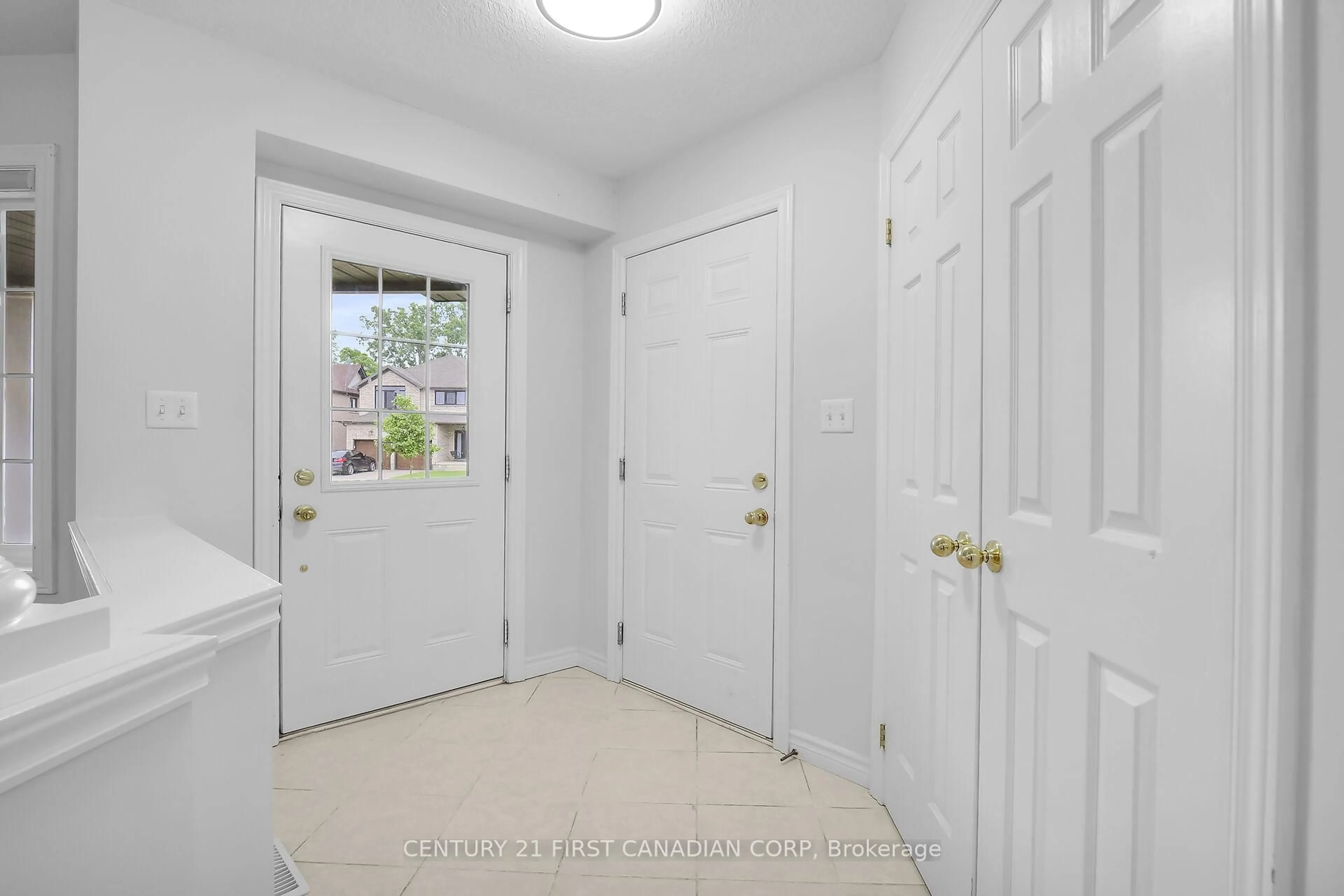 Indoor entryway for 2590 Tokala Tr, London North Ontario N6G 5B4