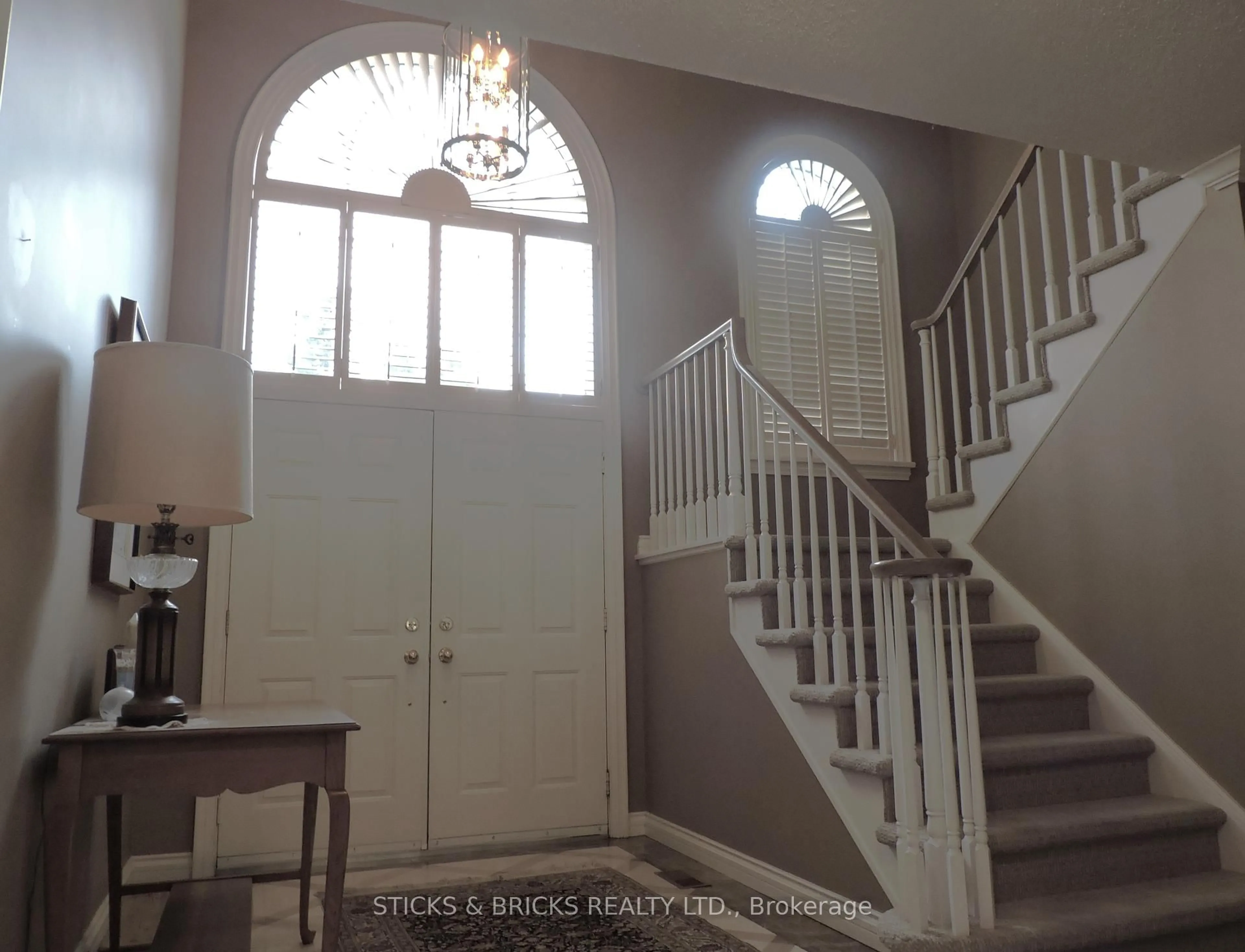 Indoor foyer for 4667 Portage Rd #16, Niagara Falls Ontario L2E 6A9