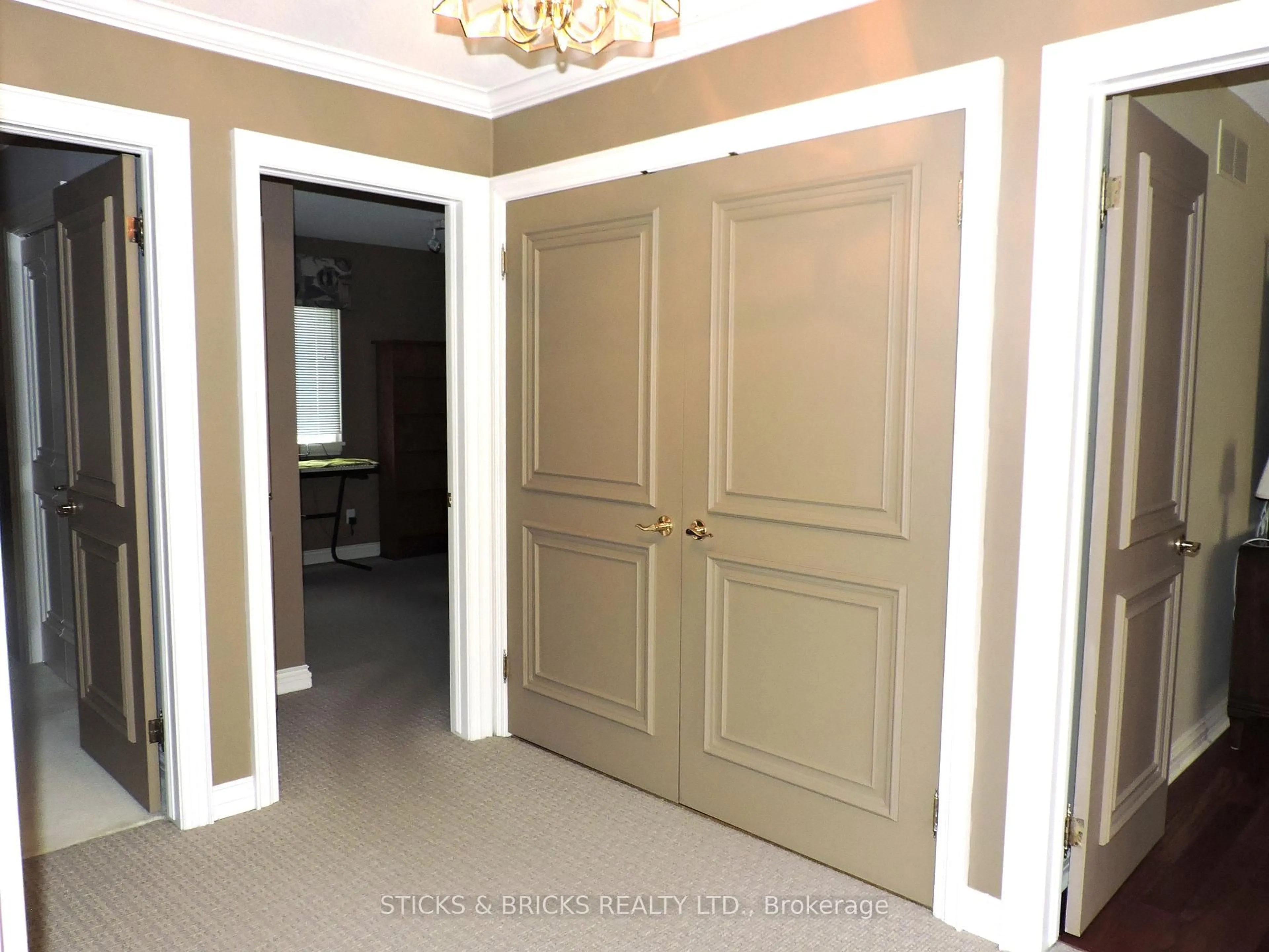 Indoor entryway for 4667 Portage Rd #16, Niagara Falls Ontario L2E 6A9
