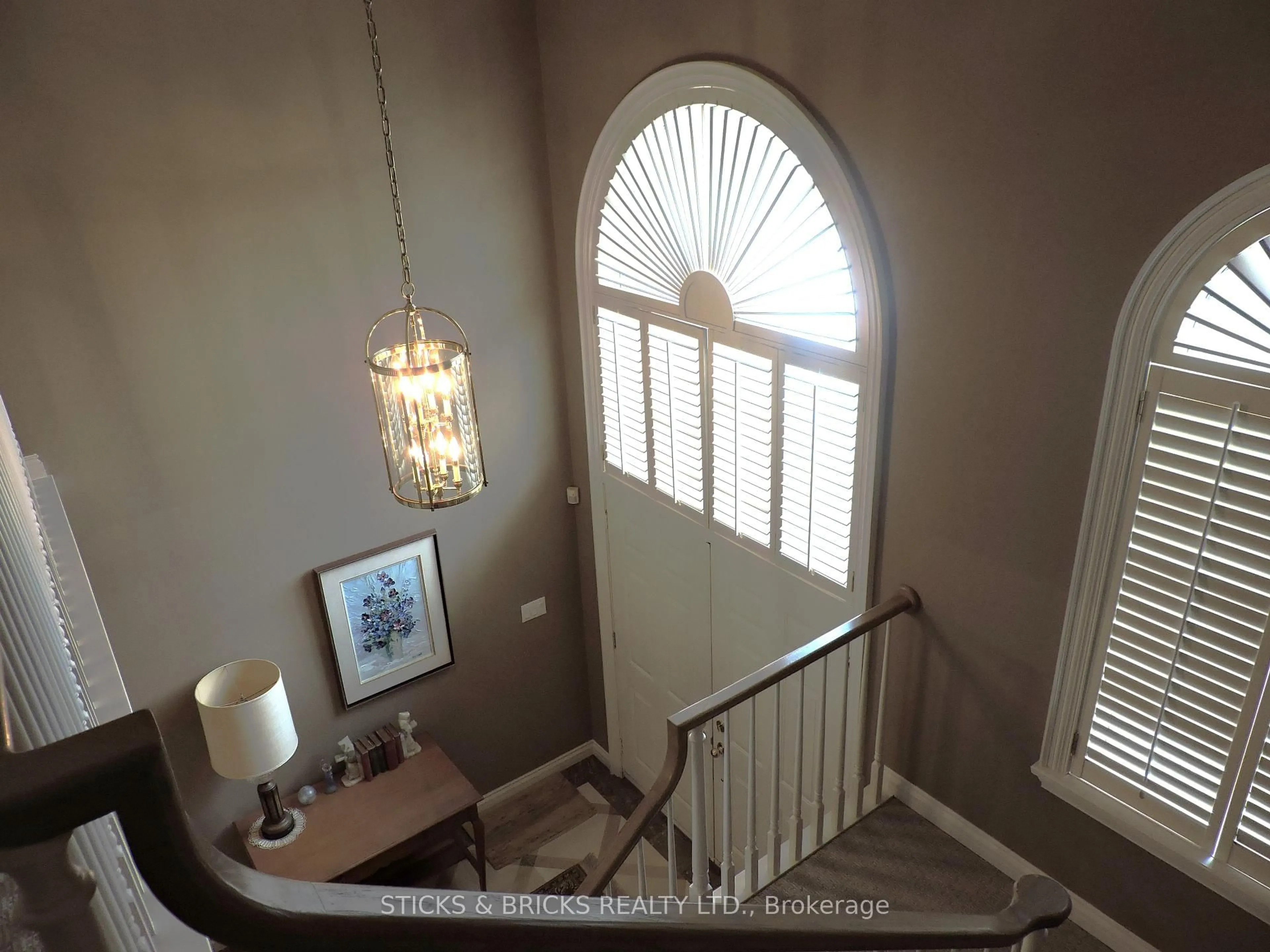 Indoor entryway for 4667 Portage Rd #16, Niagara Falls Ontario L2E 6A9