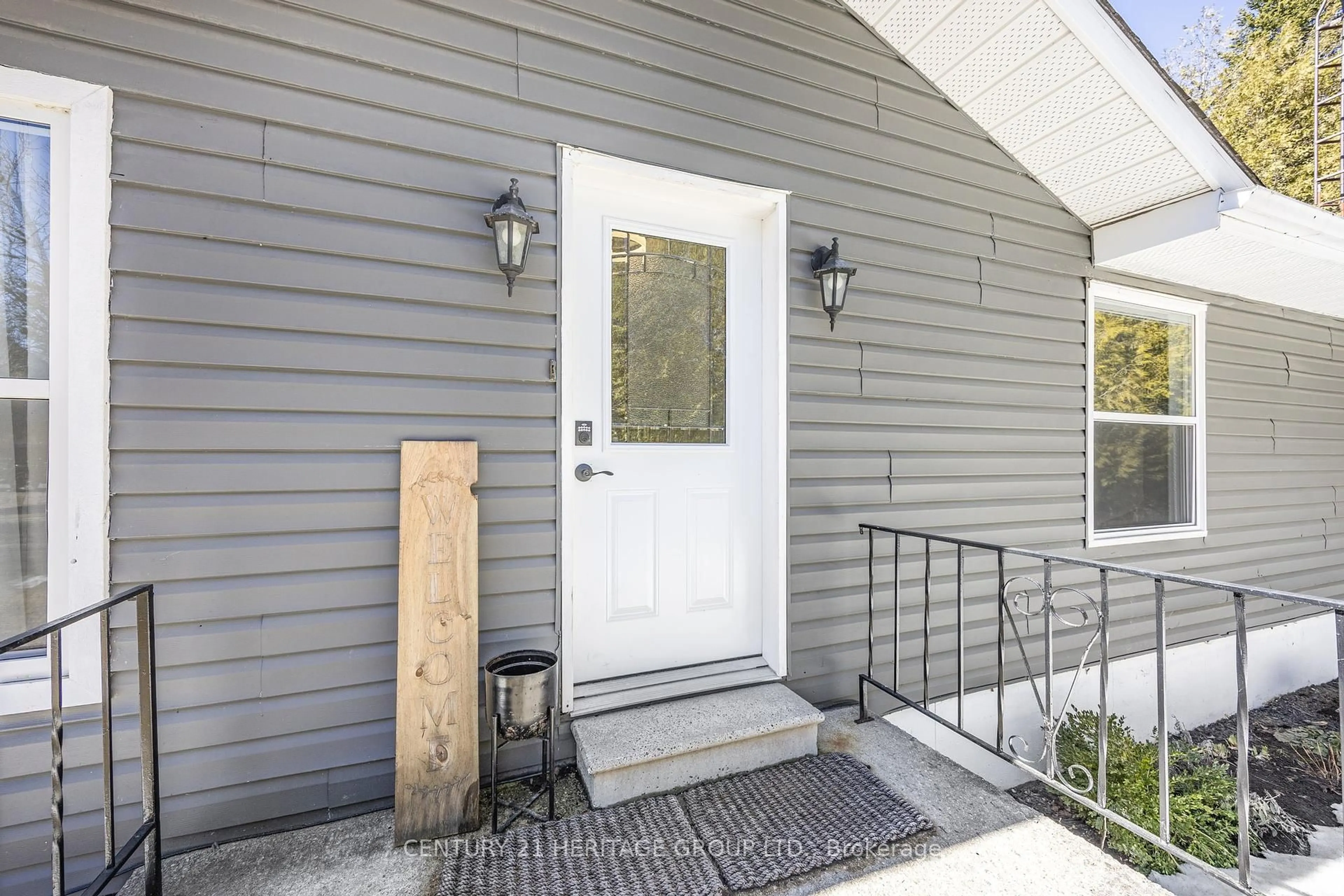 Indoor entryway for 151564 Southgate Sdrd 15 Sdrd, Southgate Ontario N0G 1N0