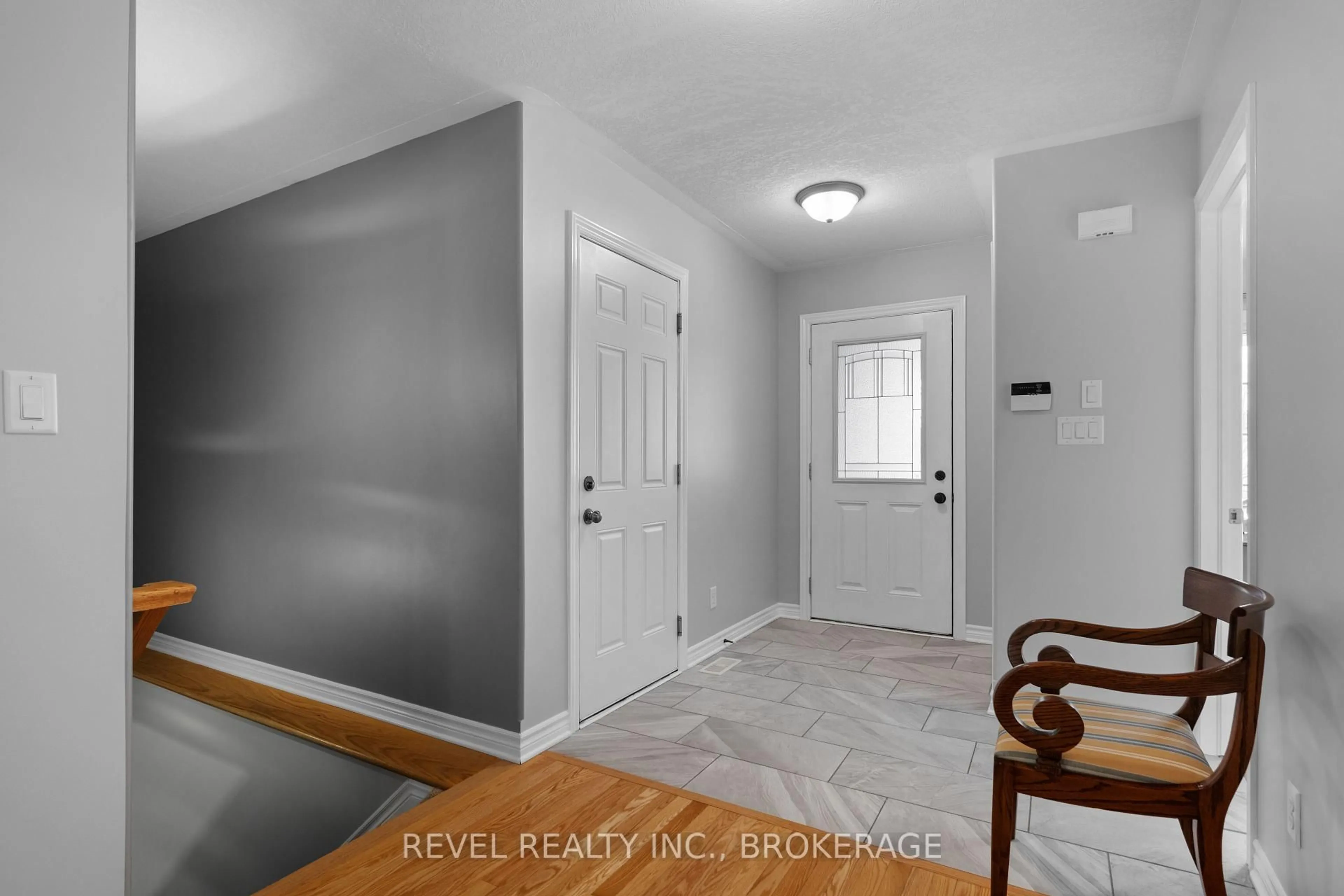 Indoor entryway for 133 Islandview Dr, Amherstview Ontario K7N 0A5