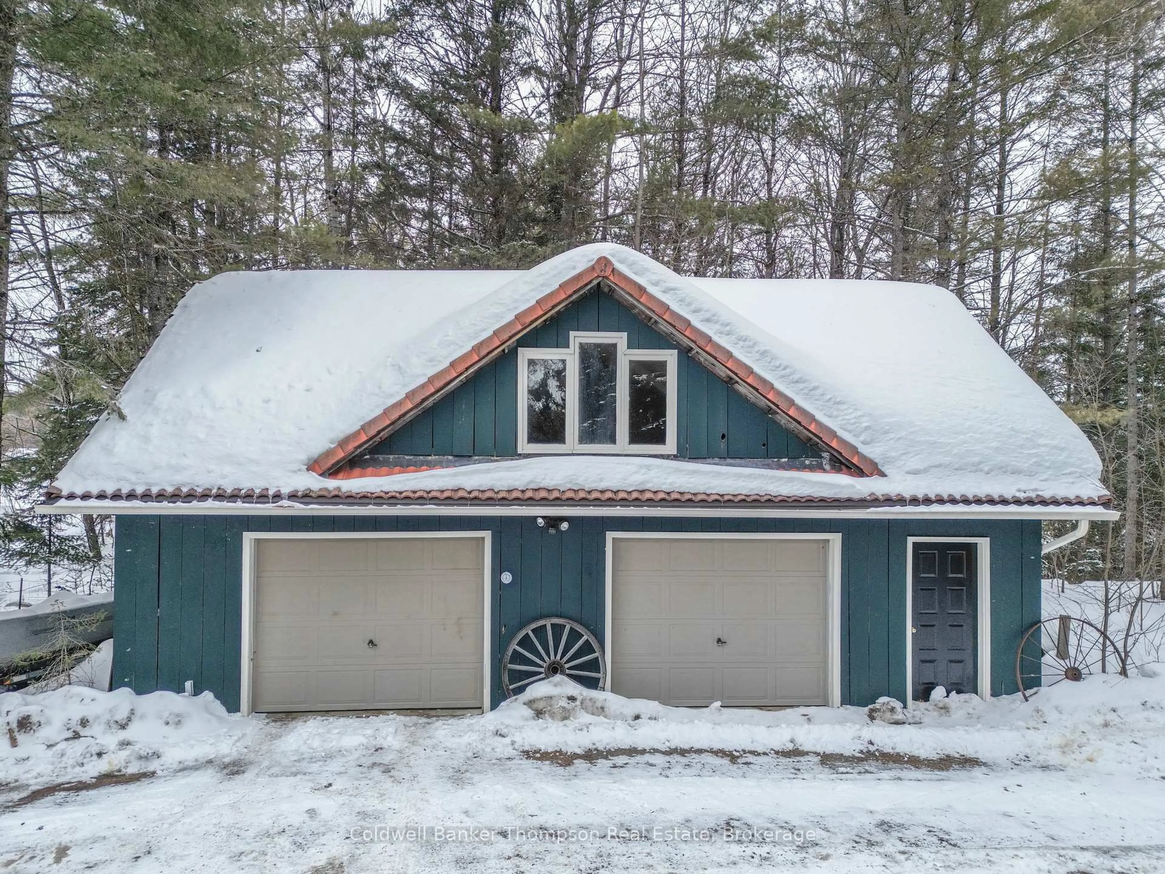 Indoor garage for 43 Hiawatha Dr, Huntsville Ontario P0B 1L0