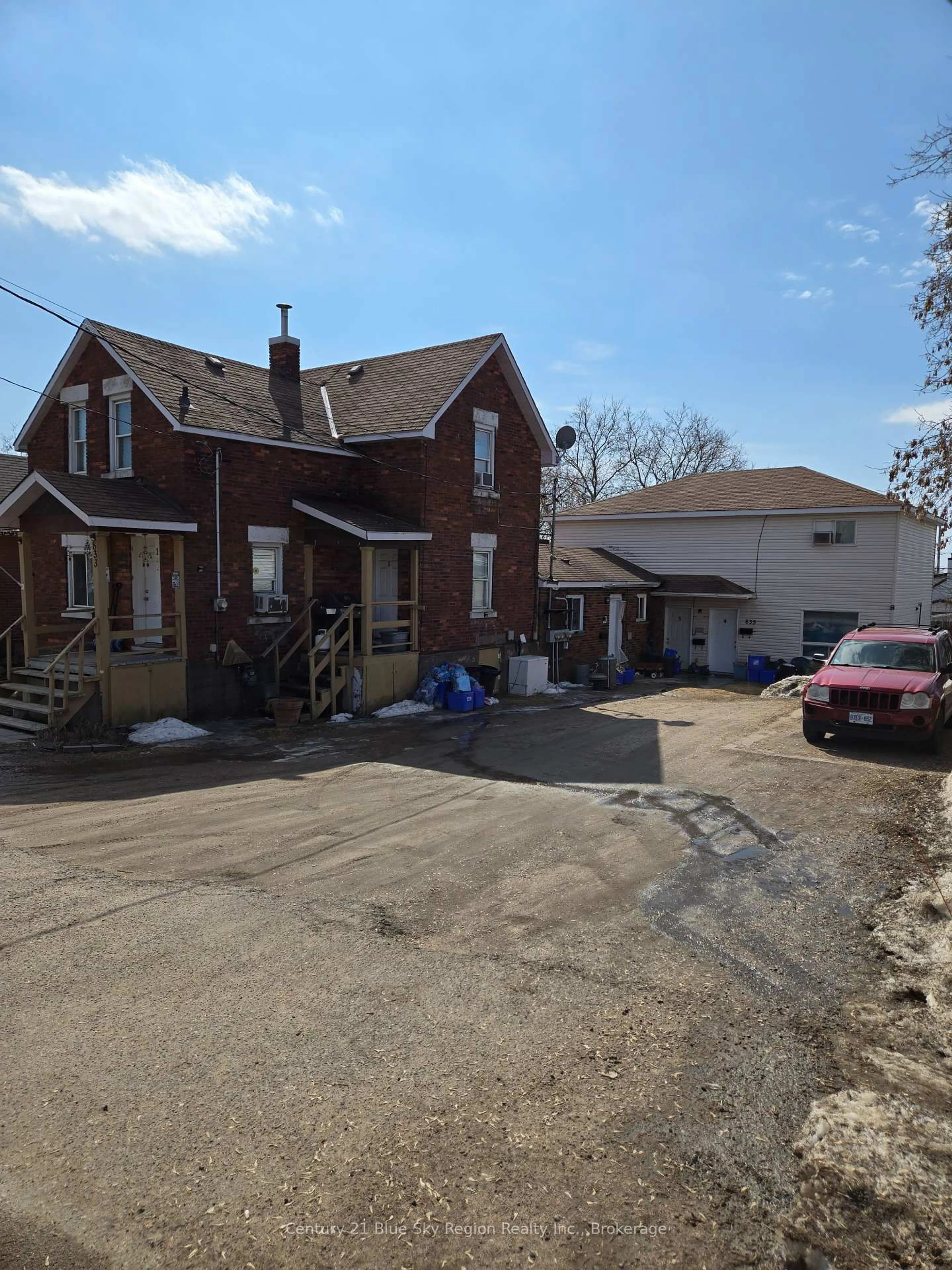 A pic from outside/outdoor area/front of a property/back of a property/a pic from drone, street for 833 Worthington St, North Bay Ontario P1B 1J3