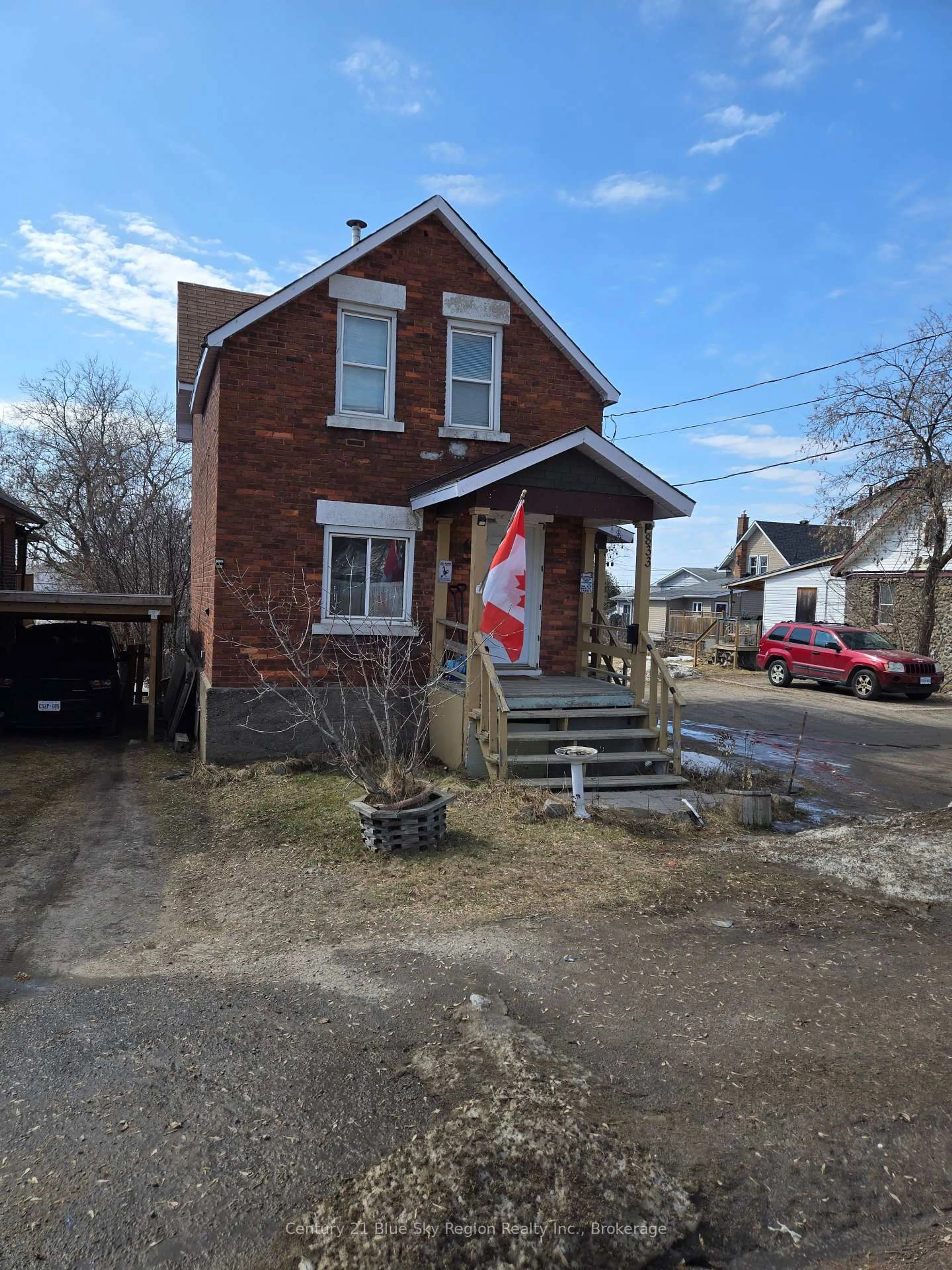 A pic from outside/outdoor area/front of a property/back of a property/a pic from drone, street for 833 Worthington St, North Bay Ontario P1B 1J3