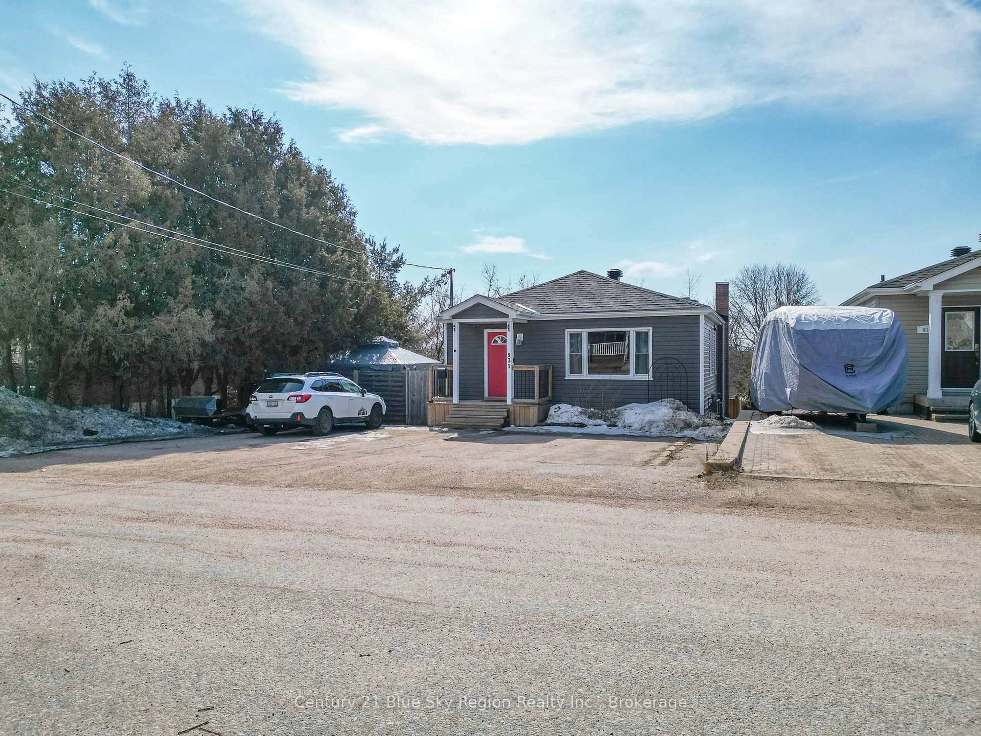 A pic from outside/outdoor area/front of a property/back of a property/a pic from drone, street for 931 Eva St, North Bay Ontario P1B 6R3