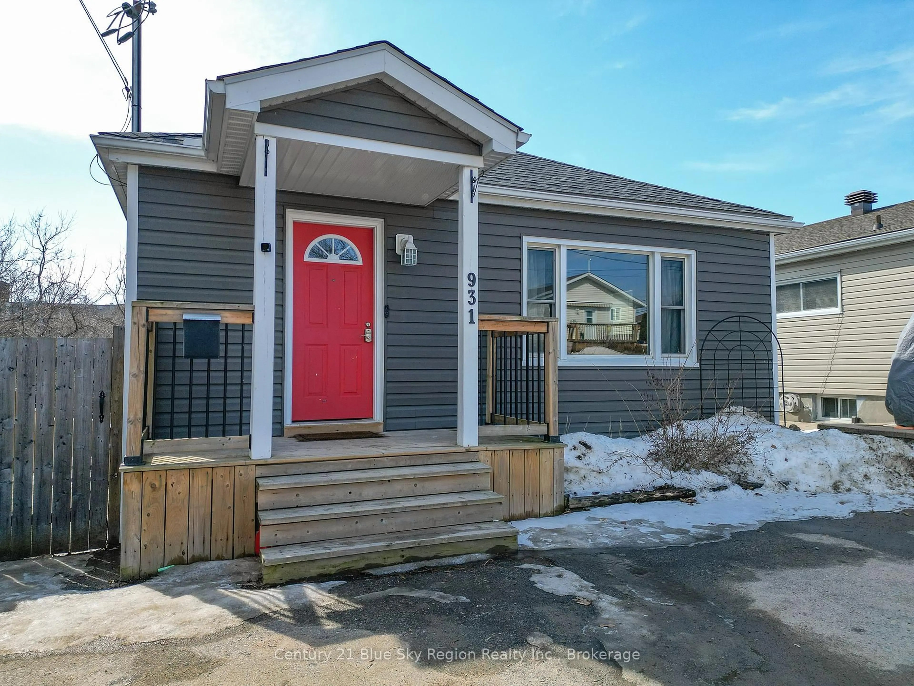 Home with vinyl exterior material, street for 931 Eva St, North Bay Ontario P1B 6R3