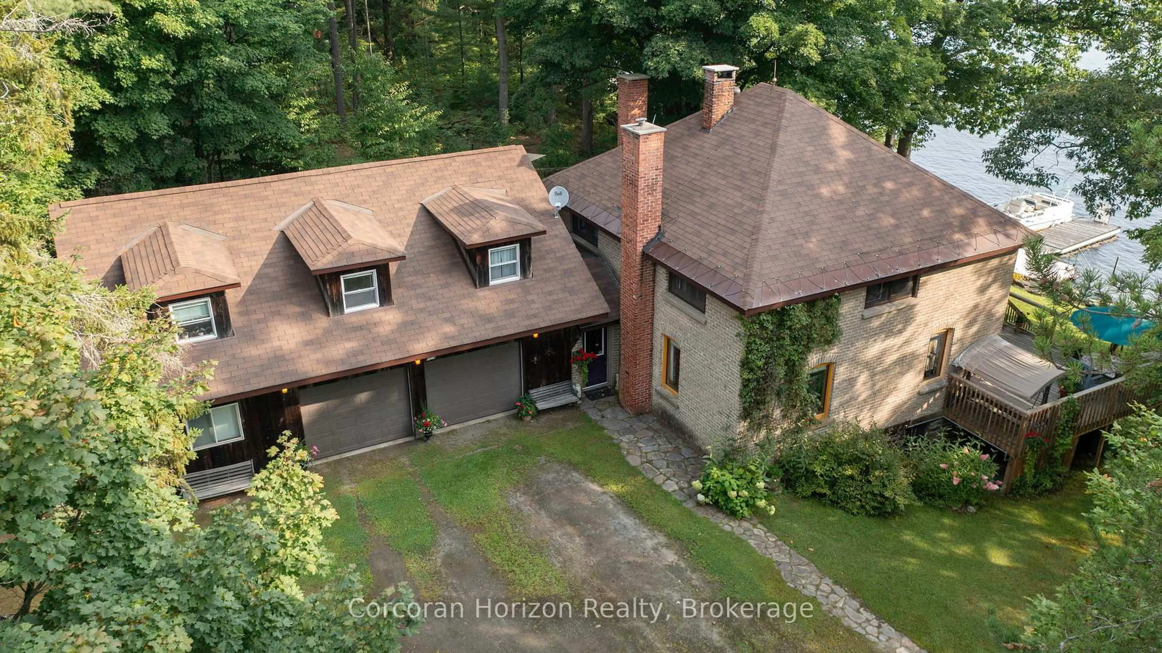 A pic from outside/outdoor area/front of a property/back of a property/a pic from drone, street for 1641 WALKERS POINT Rd, Muskoka Lakes Ontario P1P 1R2