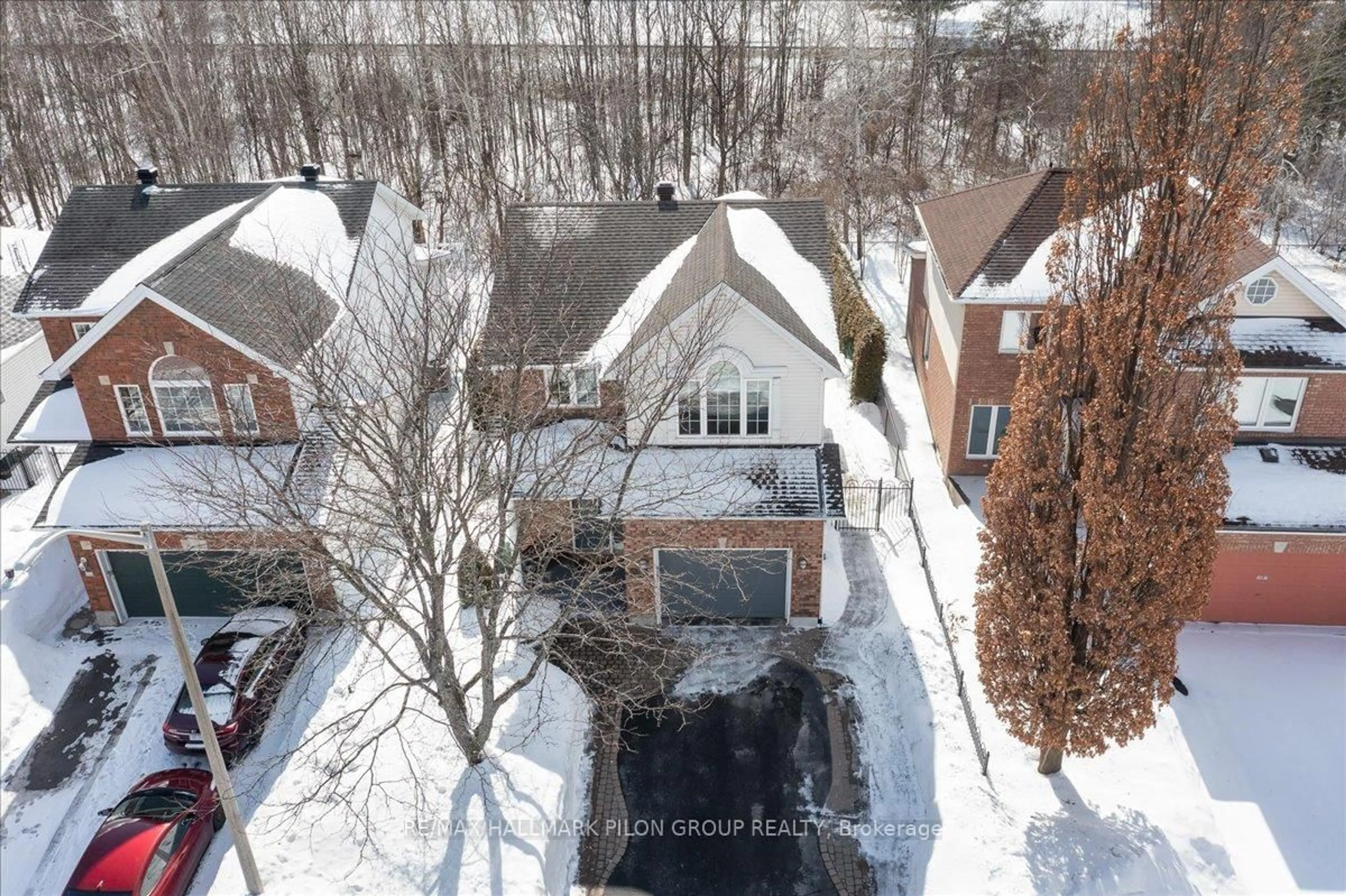 A pic from outside/outdoor area/front of a property/back of a property/a pic from drone, street for 1085 Ambercrest St, Ottawa Ontario K1J 1G3