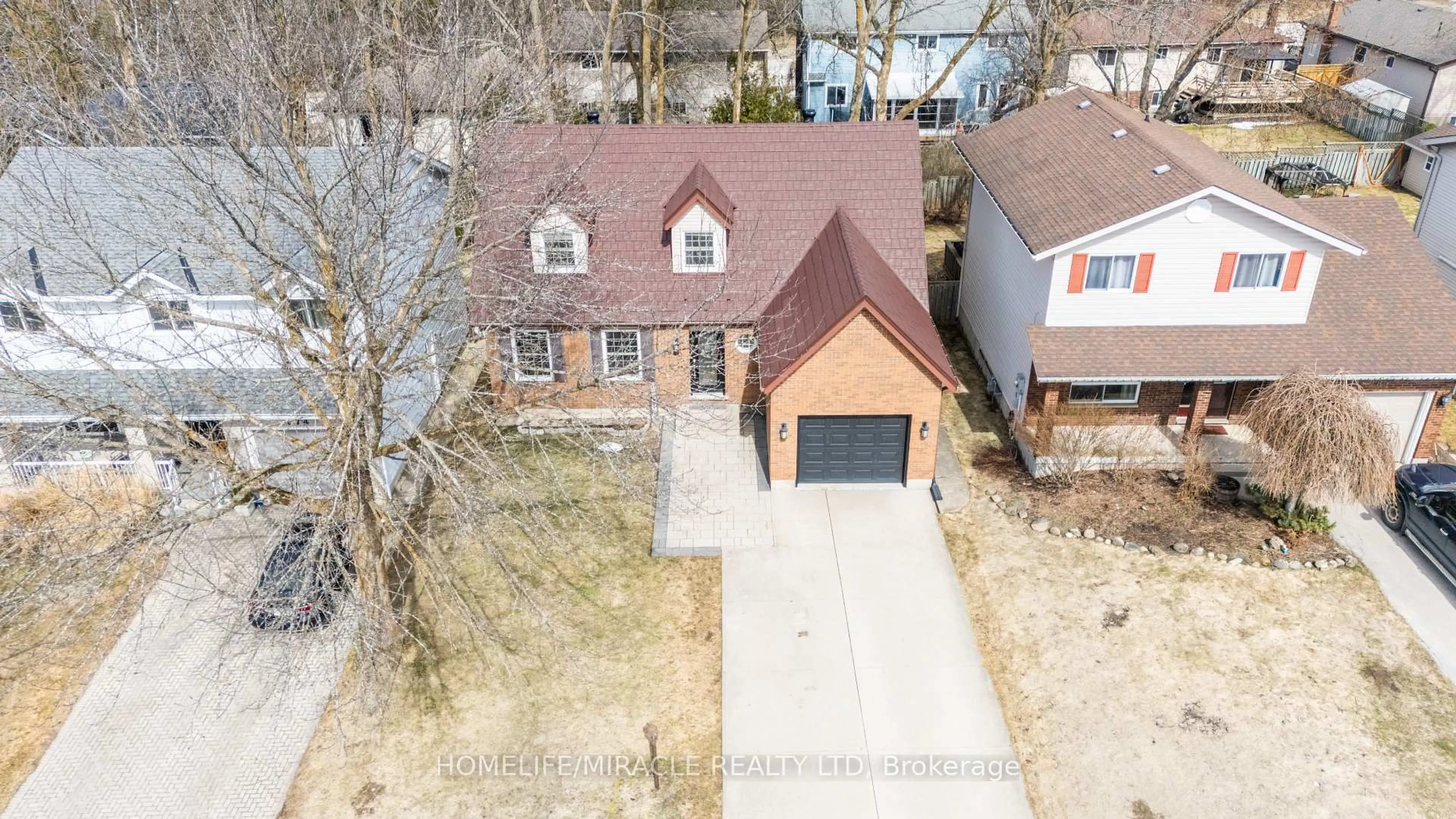 A pic from outside/outdoor area/front of a property/back of a property/a pic from drone, street for 880 27th St, Owen Sound Ontario N4K 6P3