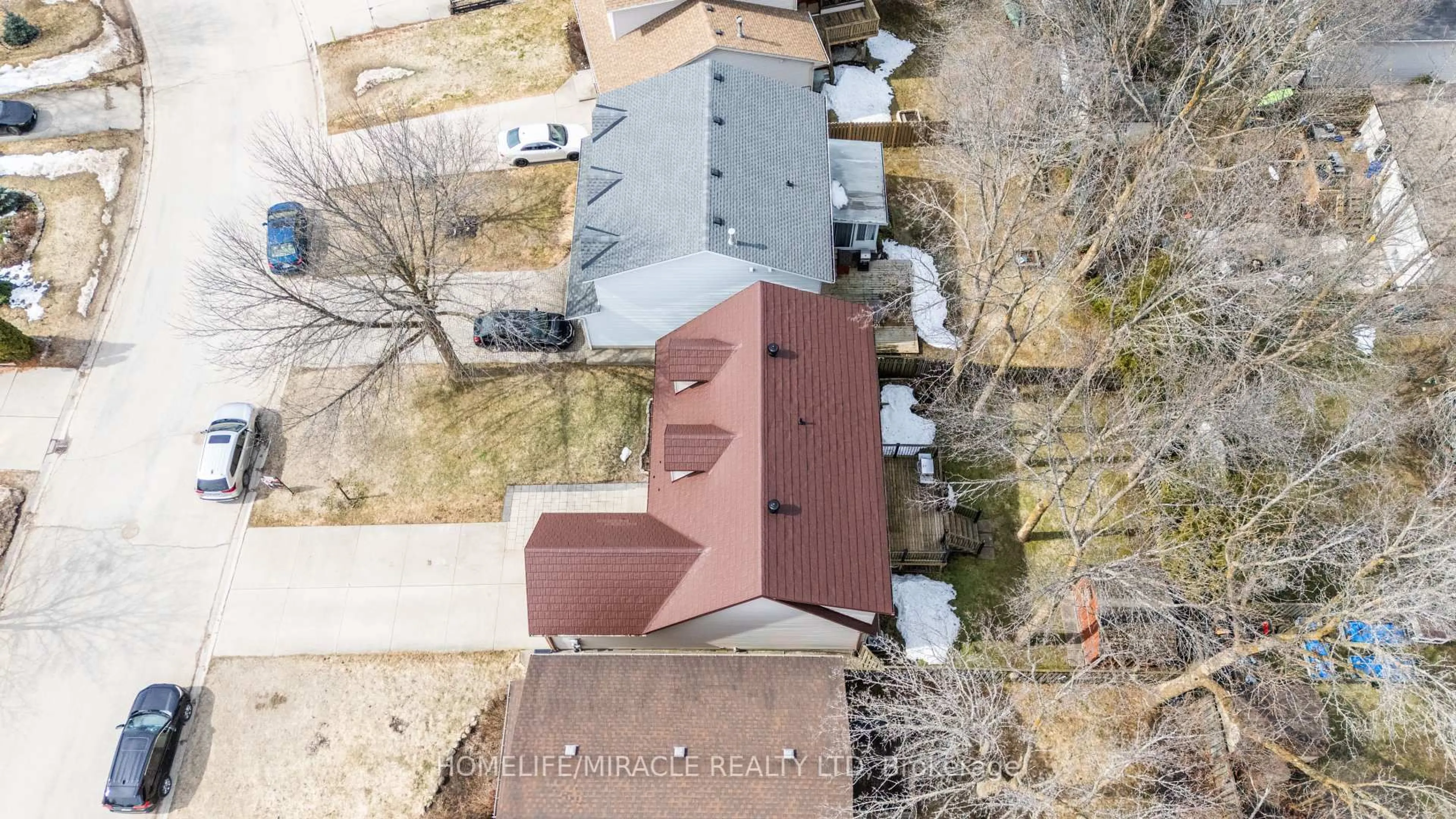 A pic from outside/outdoor area/front of a property/back of a property/a pic from drone, unknown for 880 27th St, Owen Sound Ontario N4K 6P3