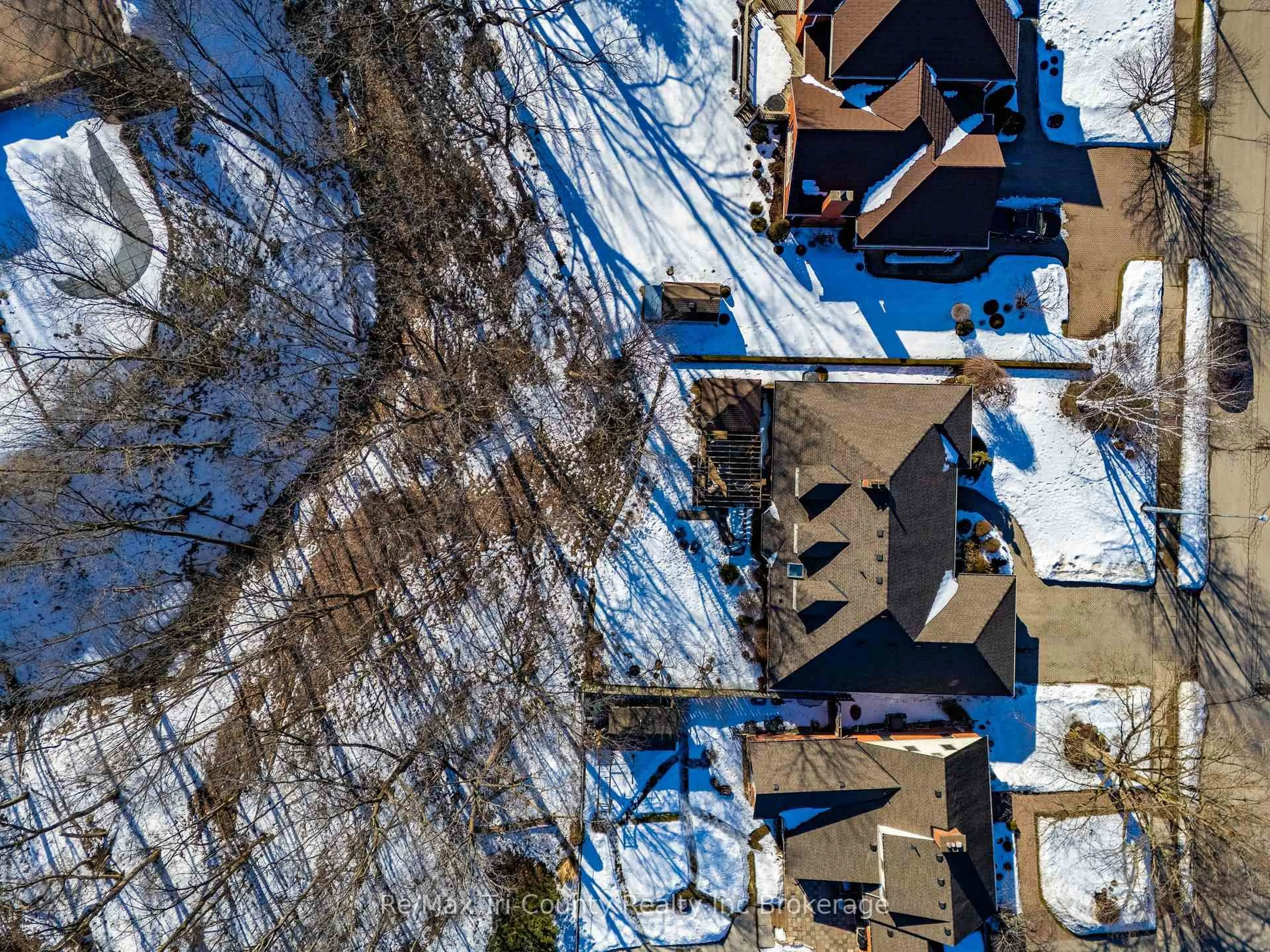 A pic from outside/outdoor area/front of a property/back of a property/a pic from drone, street for 33 Demeyere Ave, Tillsonburg Ontario N4G 4Y2