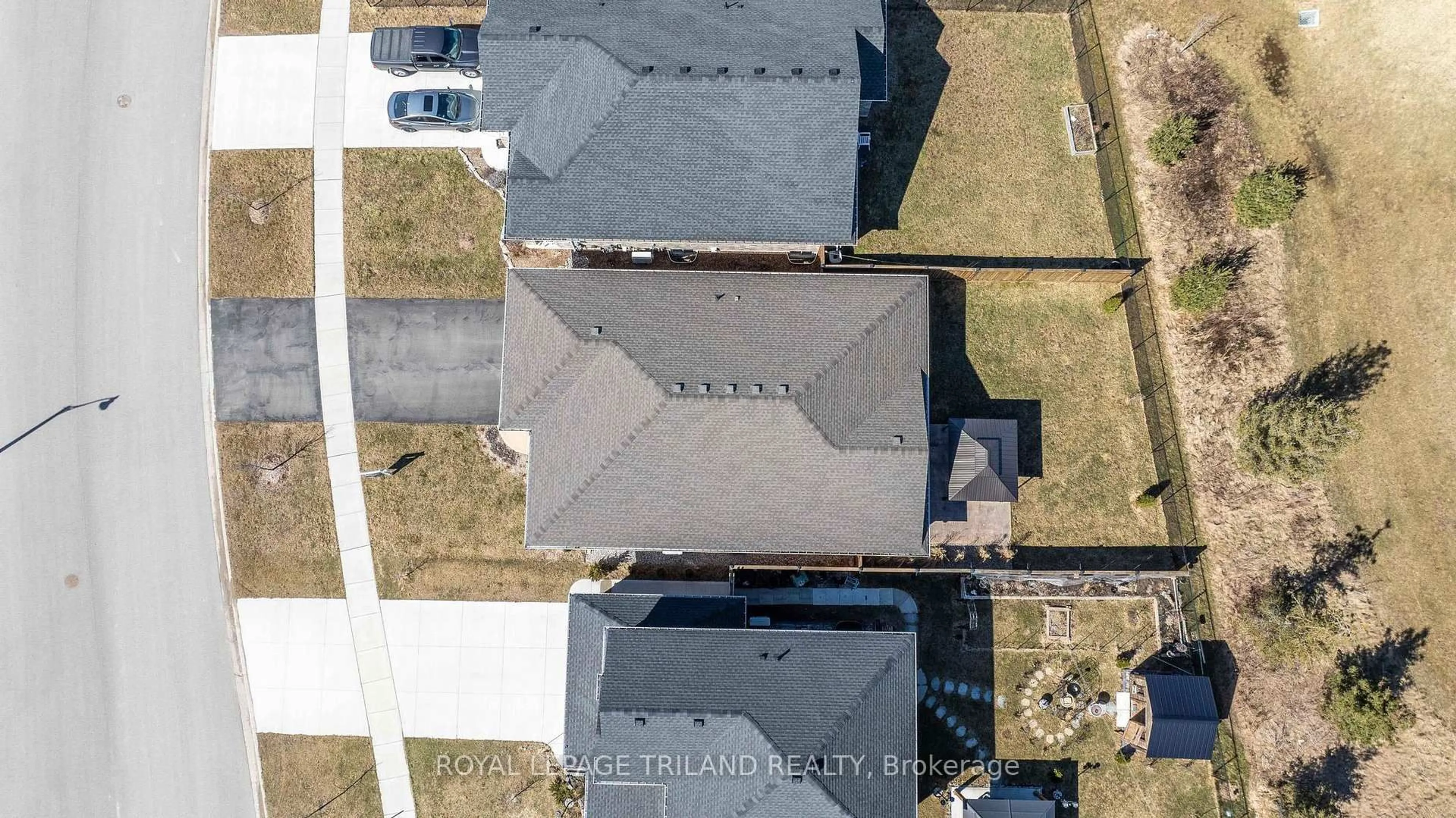 A pic from outside/outdoor area/front of a property/back of a property/a pic from drone, street for 77 Benjamin Pkwy, St. Thomas Ontario N5R 0L6