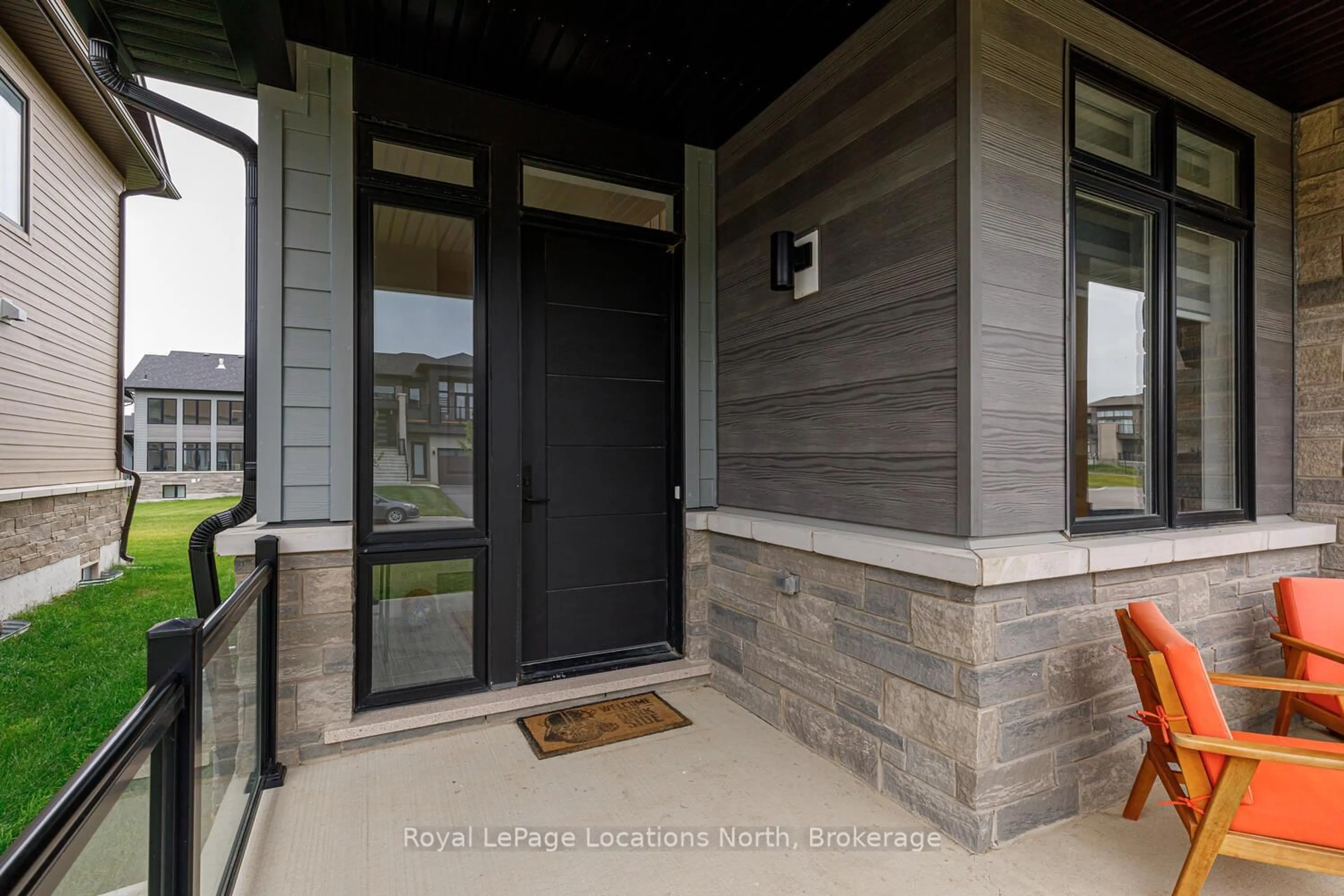 Indoor entryway for 106 Stoneleigh Dr, Blue Mountains Ontario L9Y 5J6