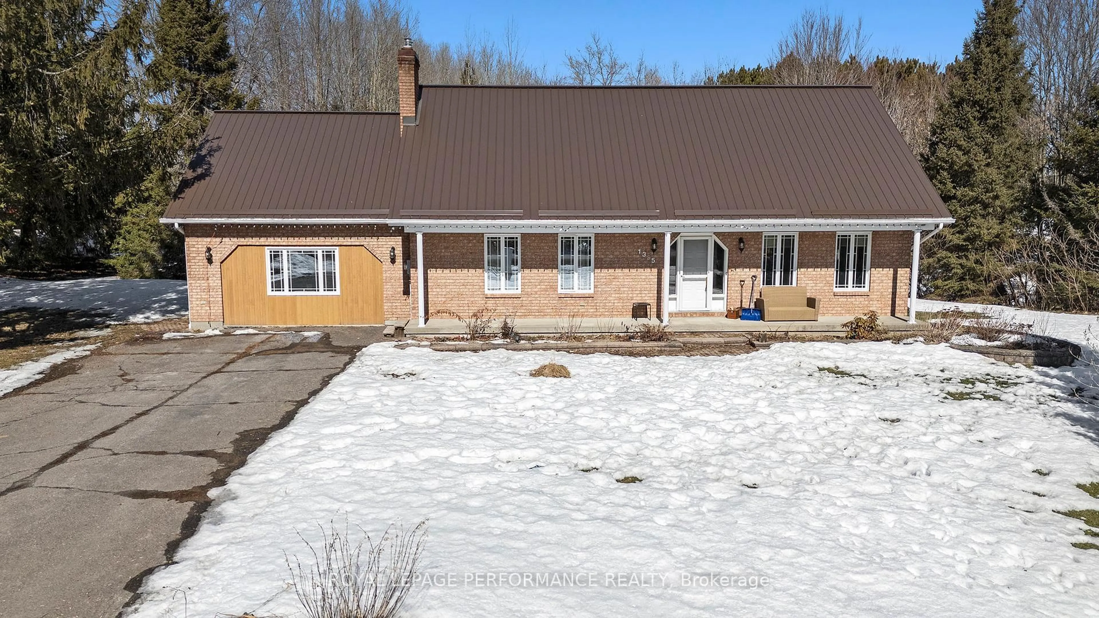 A pic from outside/outdoor area/front of a property/back of a property/a pic from drone, building for 1395 Notre-Dame St, Russell Ontario K0A 1W0