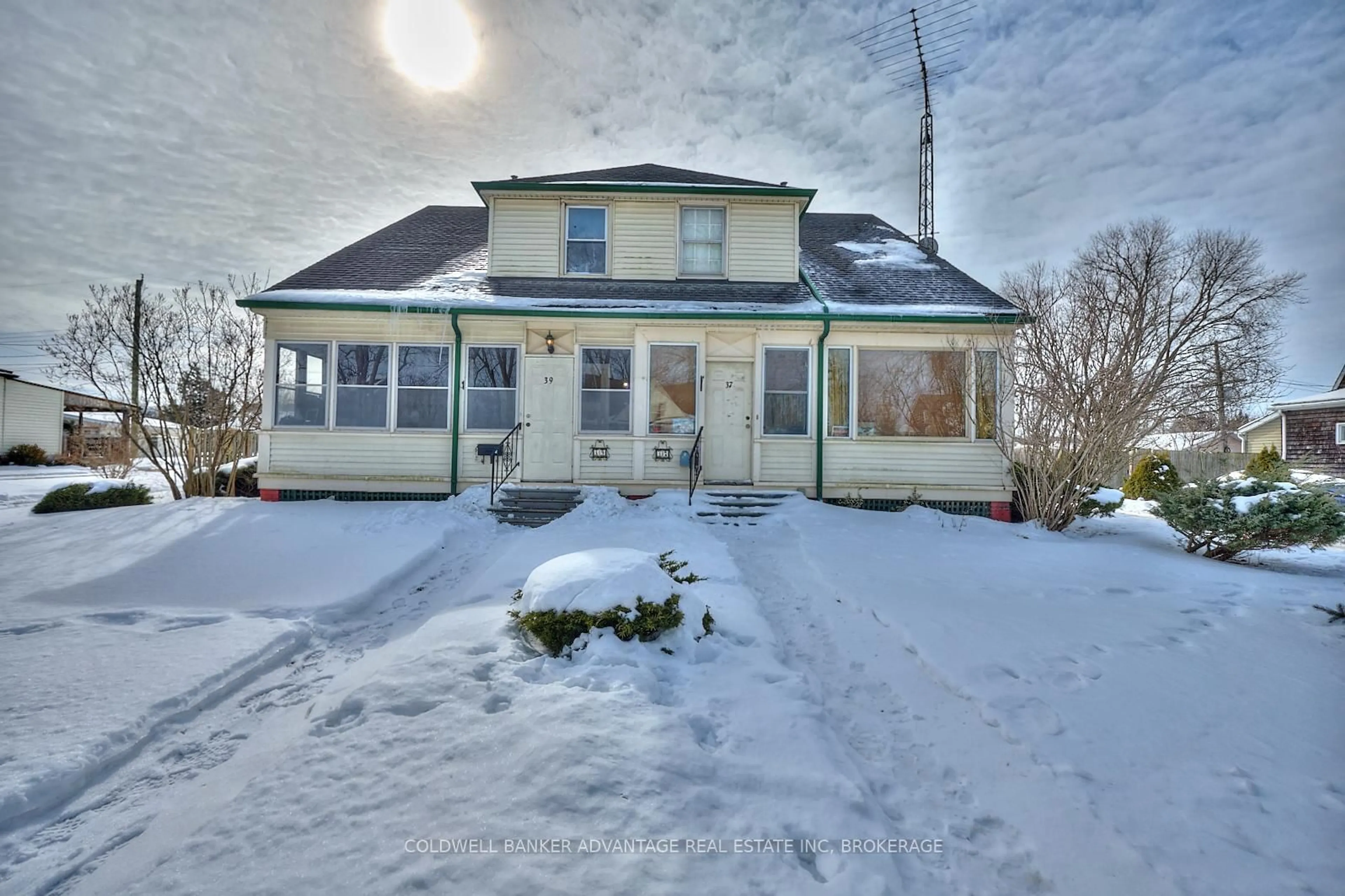 A pic from outside/outdoor area/front of a property/back of a property/a pic from drone, street for 37-39 First St, Welland Ontario L3B 4R8