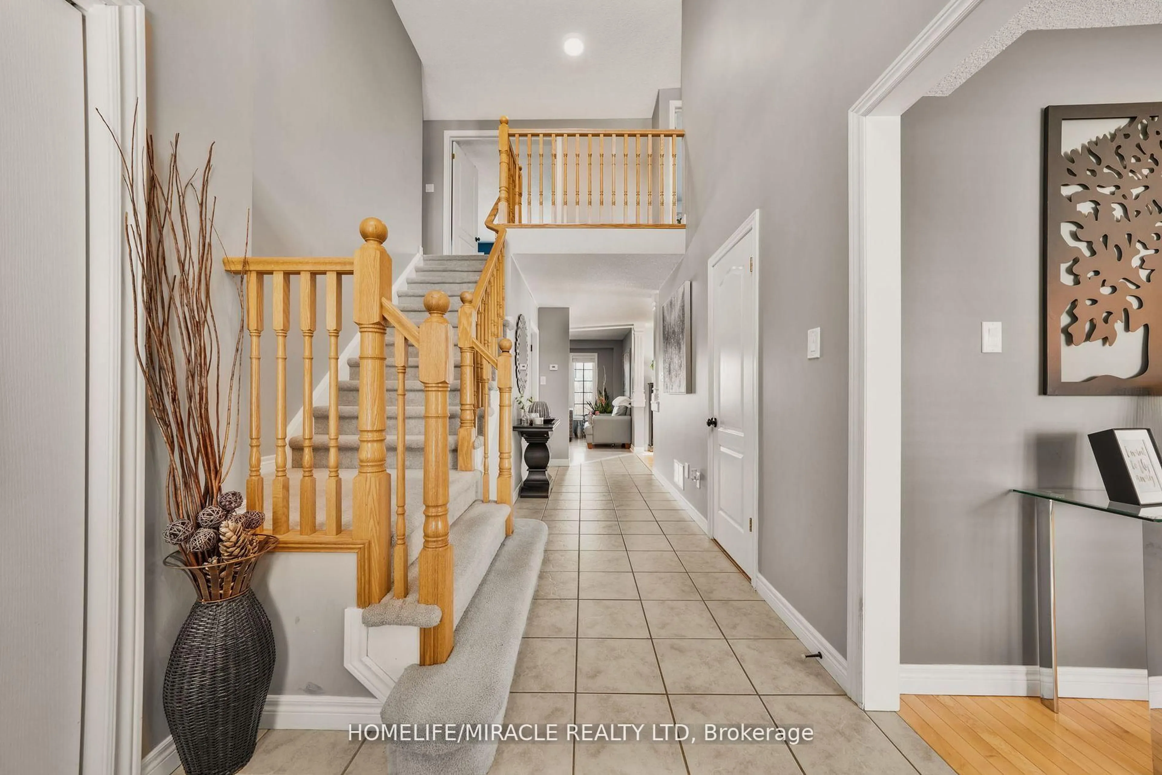 Indoor foyer for 22 Devonleigh Dr, Amaranth Ontario L9V 3J3