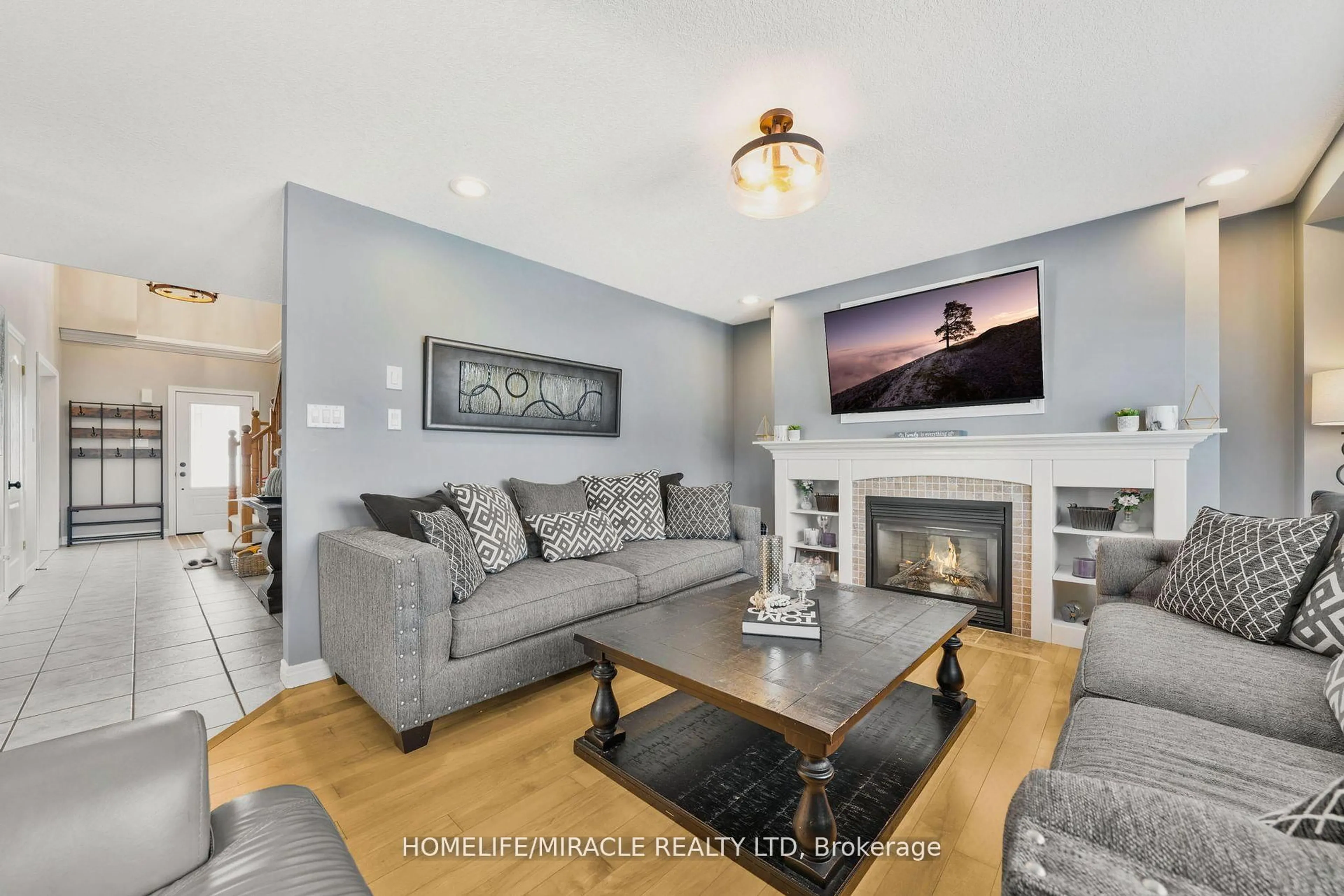 Living room with furniture, unknown for 22 Devonleigh Dr, Amaranth Ontario L9V 3J3