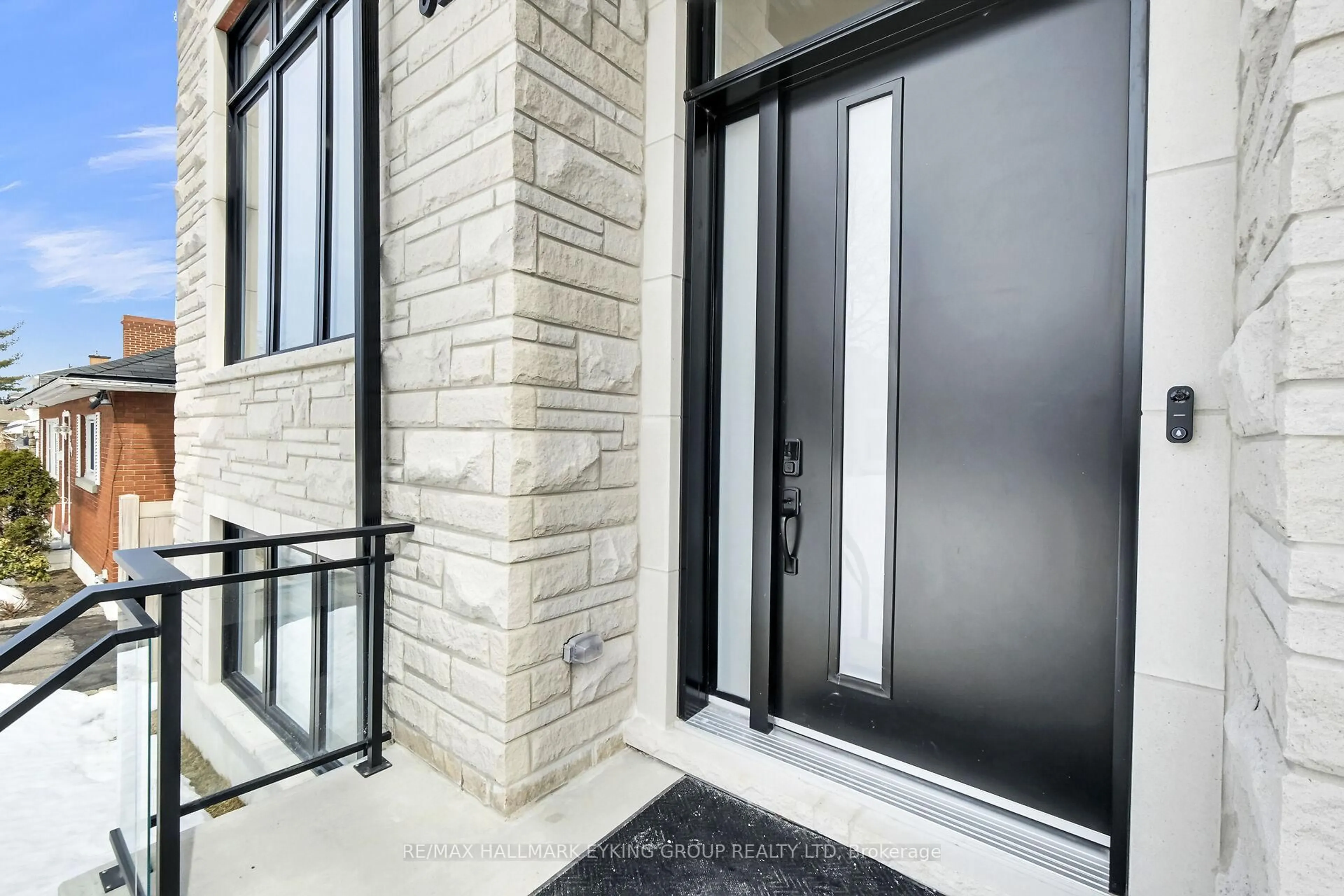 Indoor entryway for 623 Rowanwood Ave, Ottawa Ontario K2A 3E3