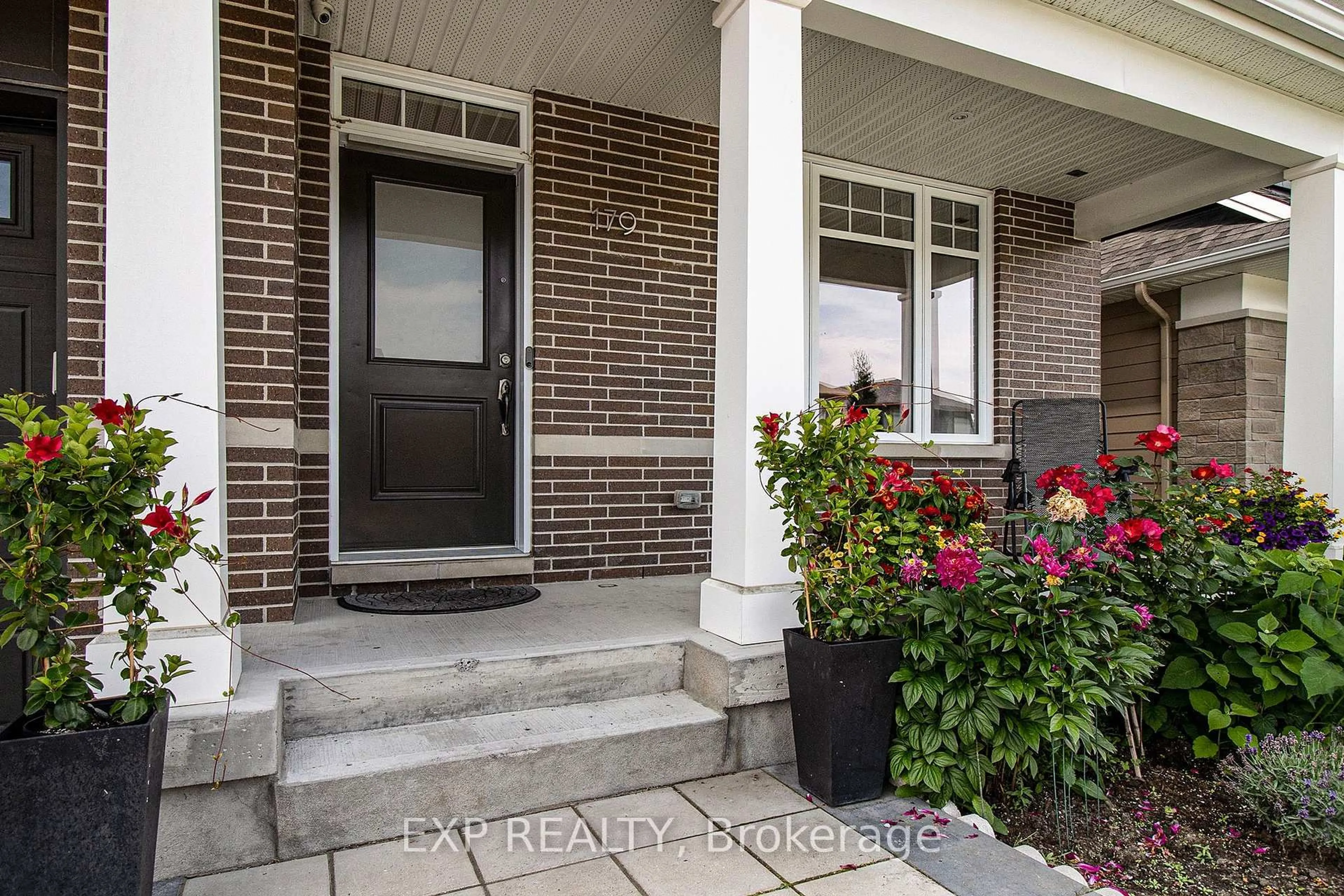 Indoor entryway for 179 Avro Circ, Ottawa Ontario K1K 4Y9