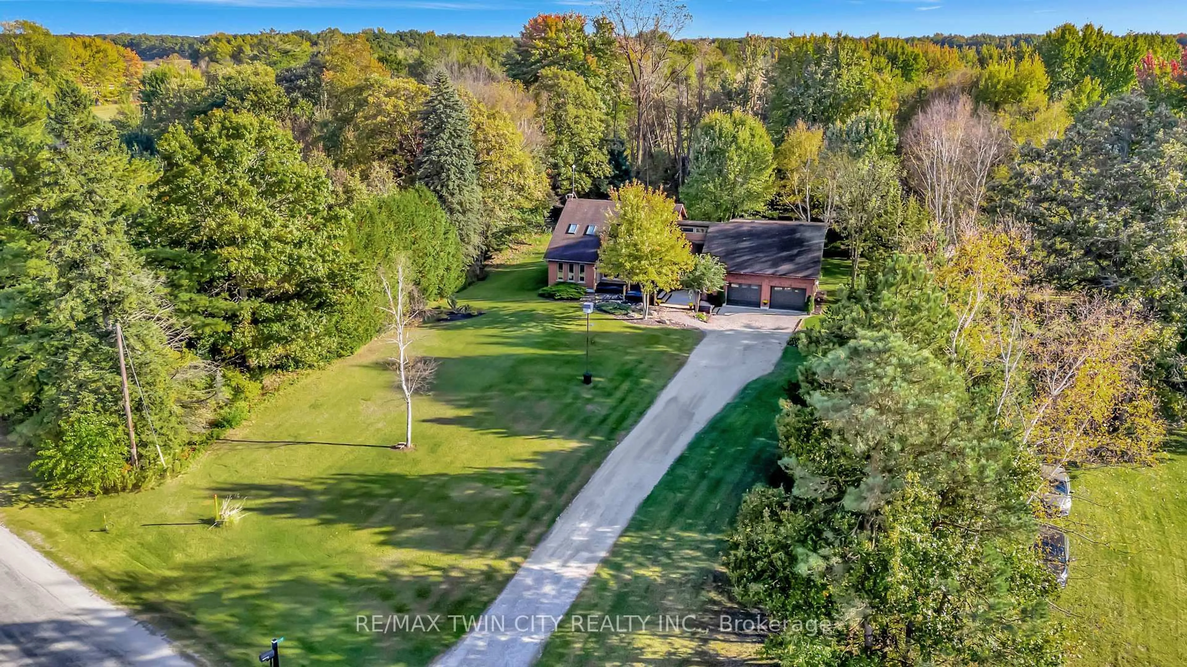 A pic from outside/outdoor area/front of a property/back of a property/a pic from drone, unknown for 1026 2nd Concession RD STR Rd, Norfolk Ontario N4B 2W6