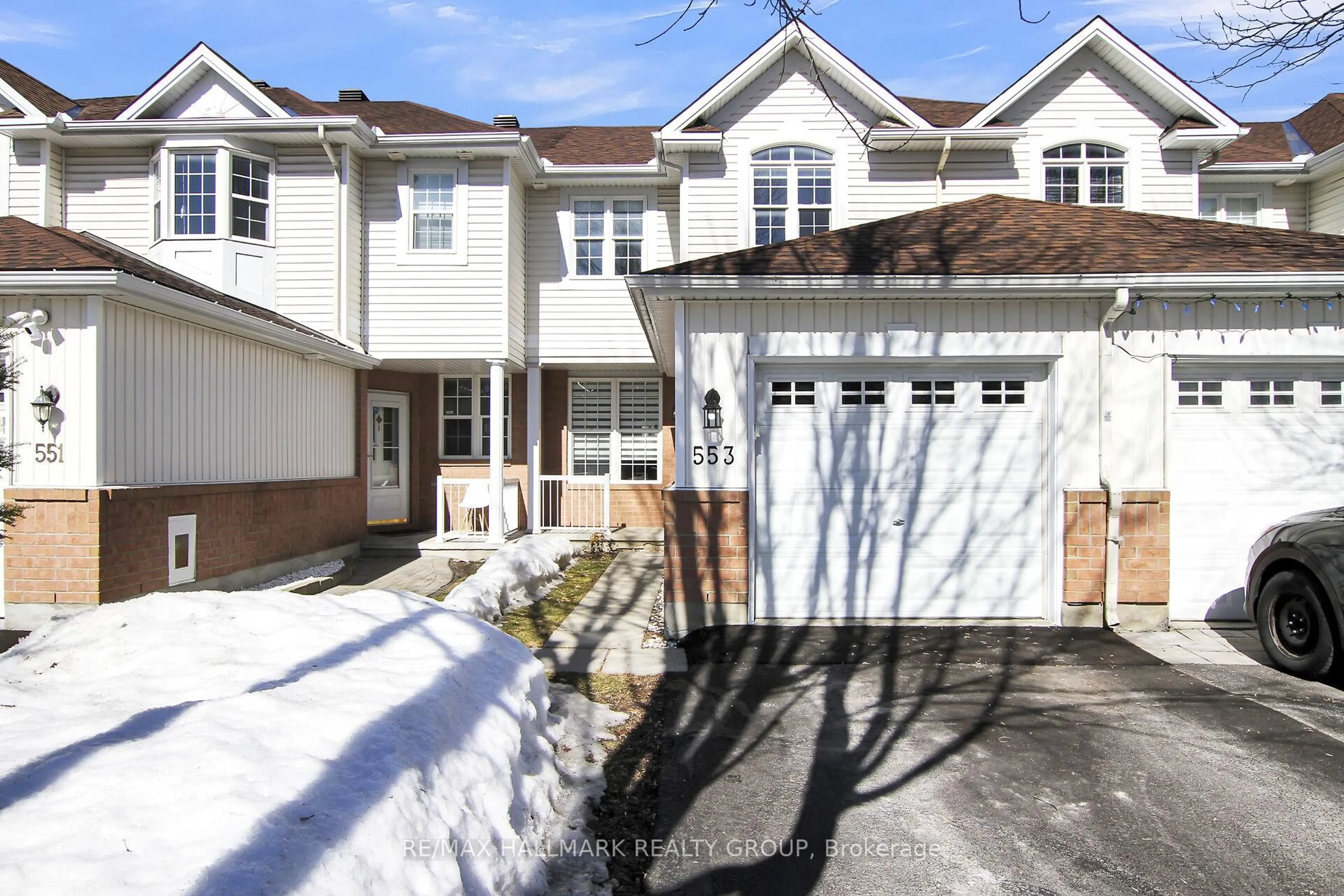 A pic from outside/outdoor area/front of a property/back of a property/a pic from drone, street for 553 Aberfoyle Circ, Ottawa Ontario K2K 3R4