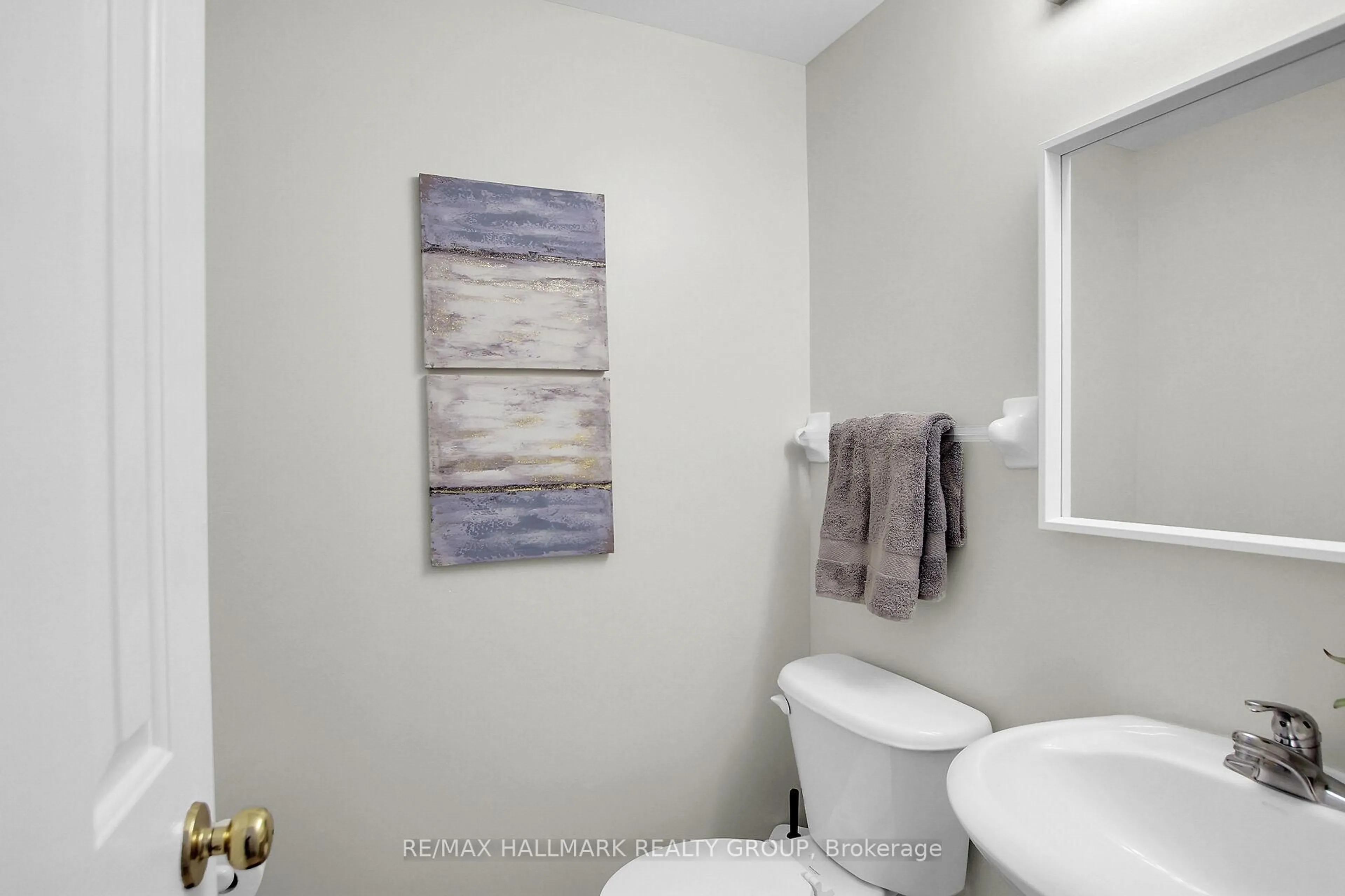 Standard bathroom, ceramic/tile floor for 553 Aberfoyle Circ, Ottawa Ontario K2K 3R4