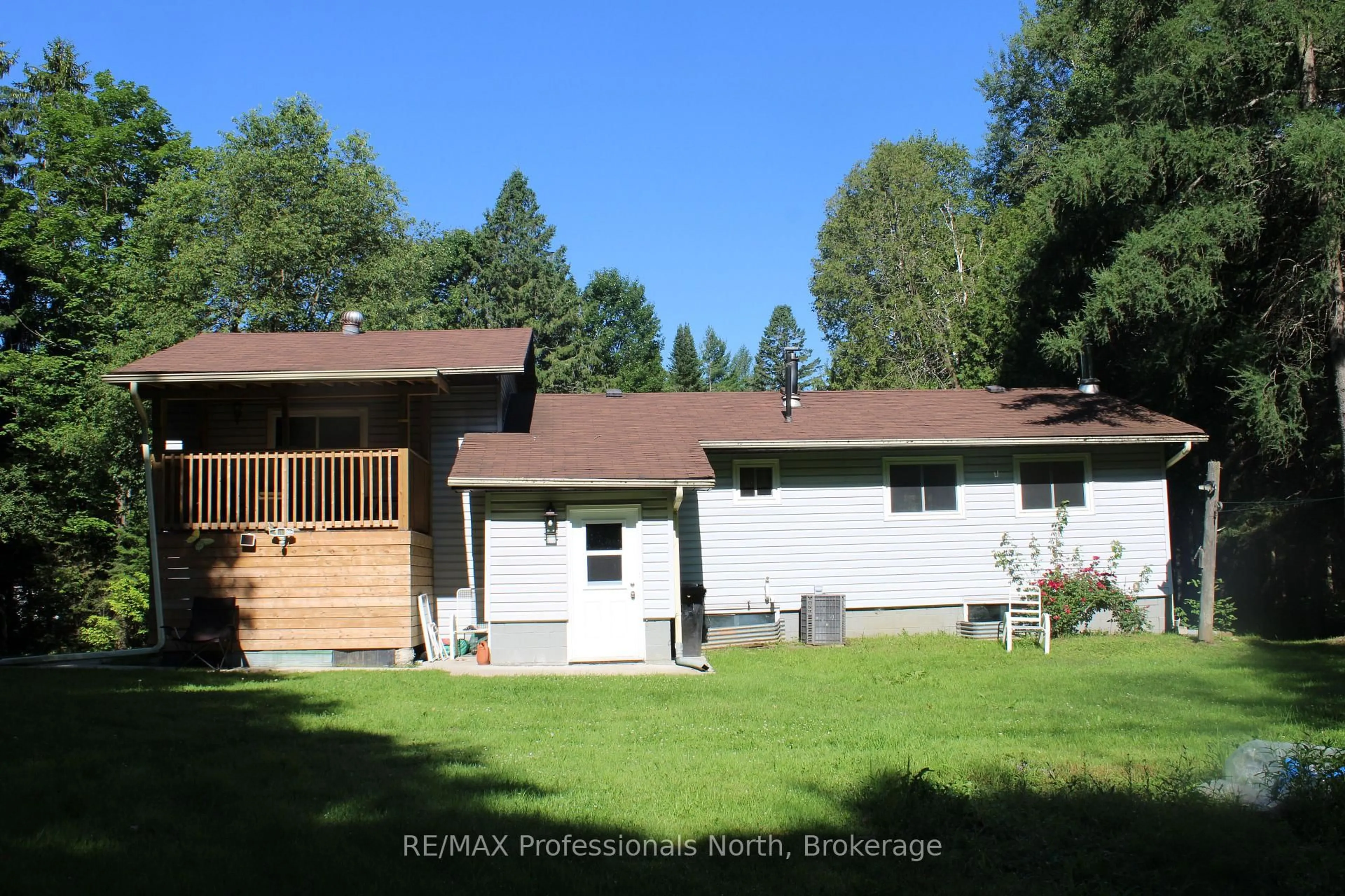 Home with vinyl exterior material, unknown for 1200 GLAMOR LAKE Rd, Highlands East Ontario K0M 1R0