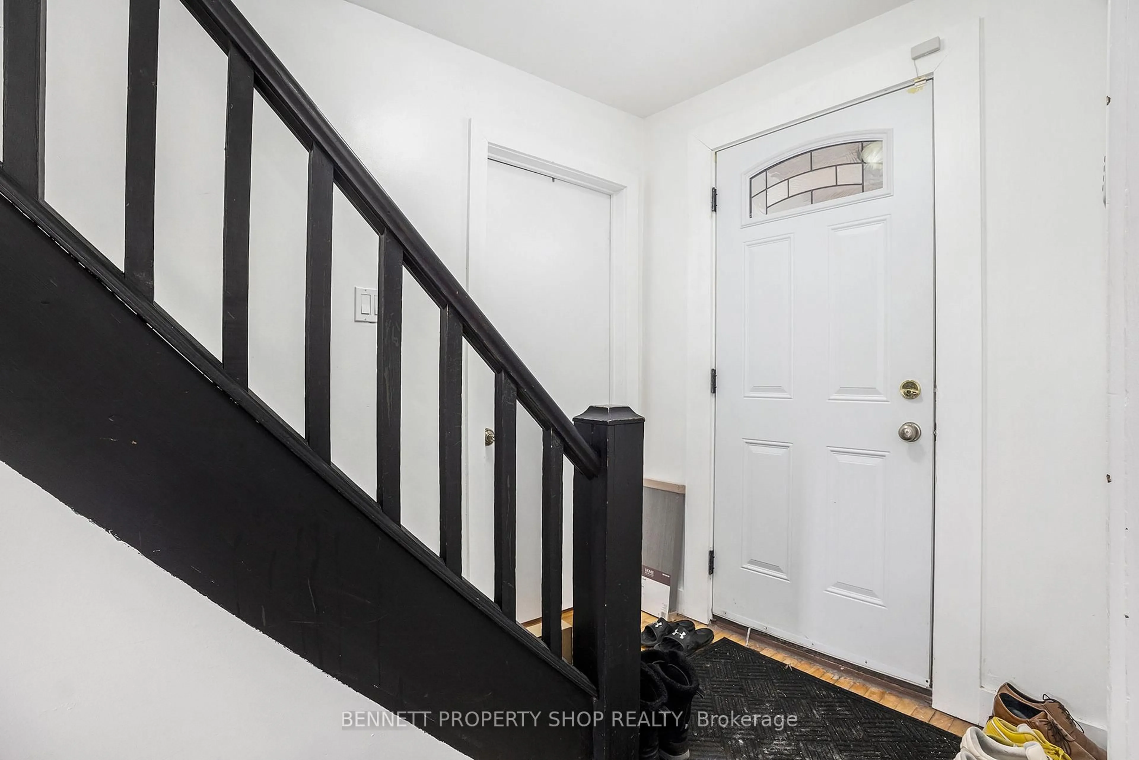 Indoor entryway for 1258 Heron Rd, Ottawa Ontario K1V 6A9