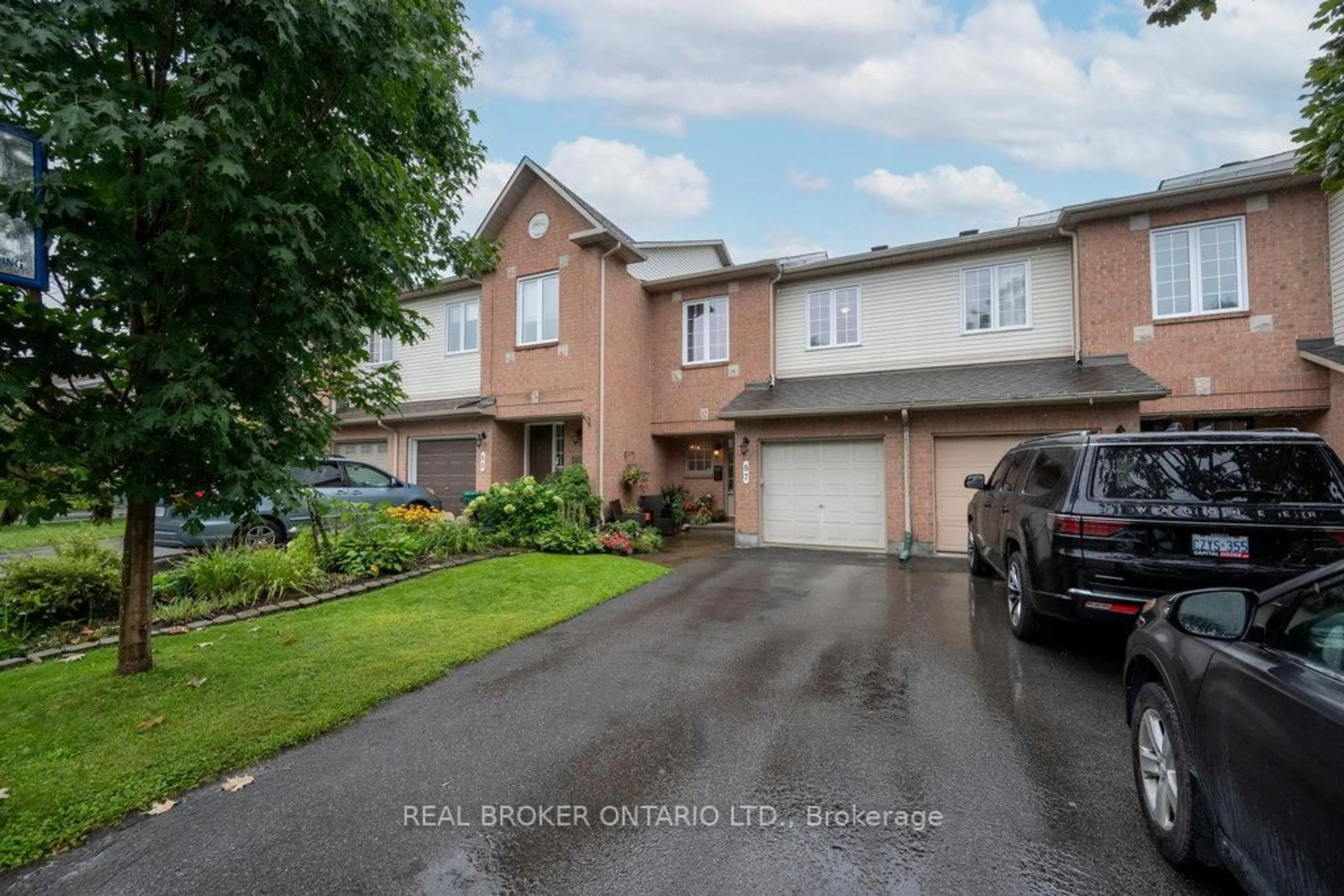 A pic from outside/outdoor area/front of a property/back of a property/a pic from drone, street for 87 Flowertree Cres, Ottawa Ontario K2M 2R7