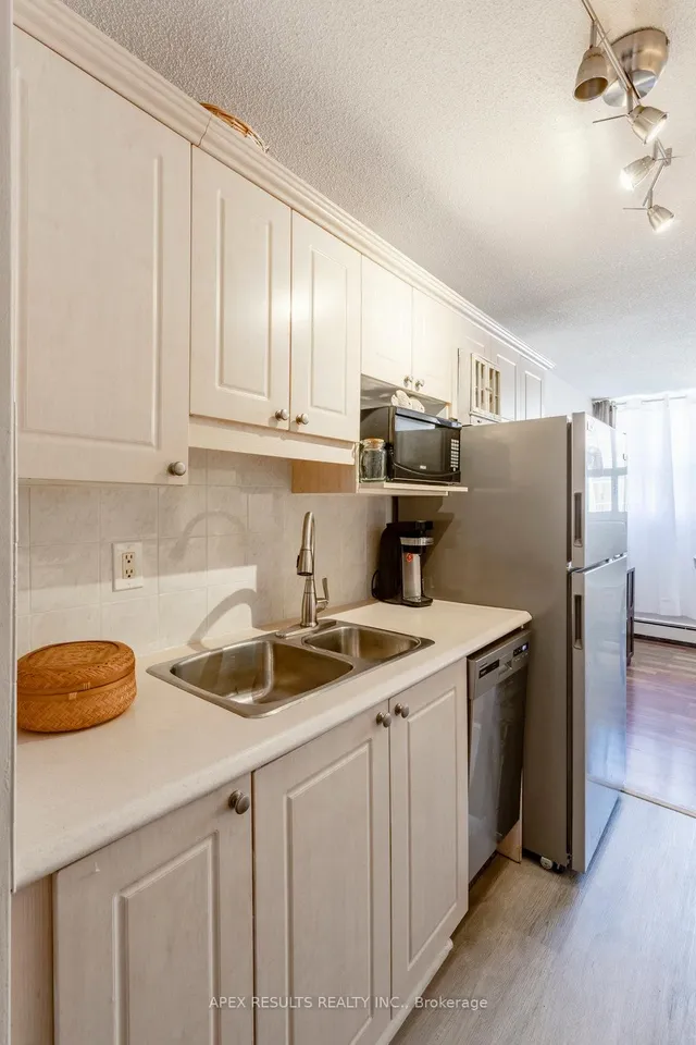 Additional property image - 1950 Main St Unit 405