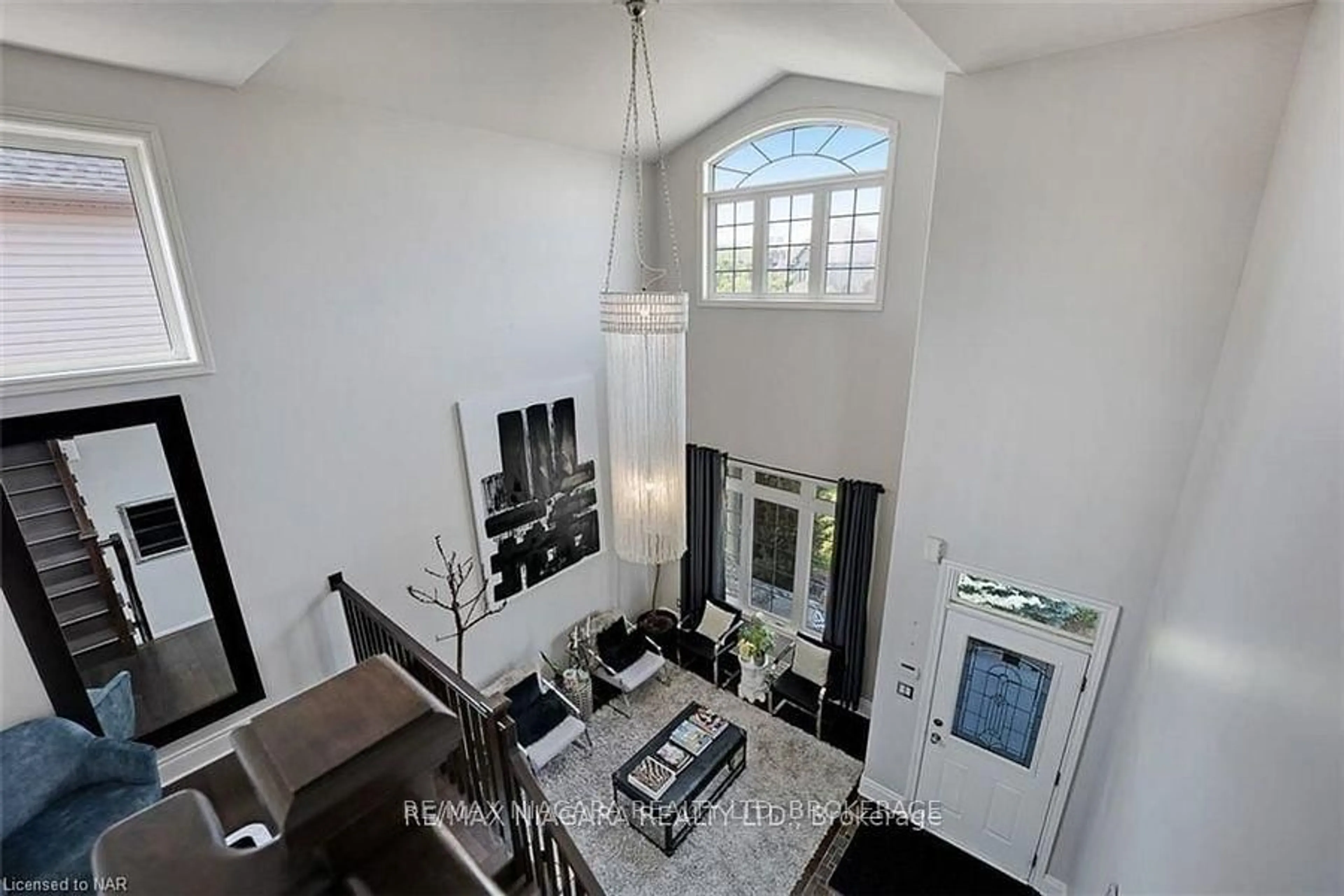 Indoor foyer for 6618 Flora Crt, Niagara Falls Ontario L2H 0A8