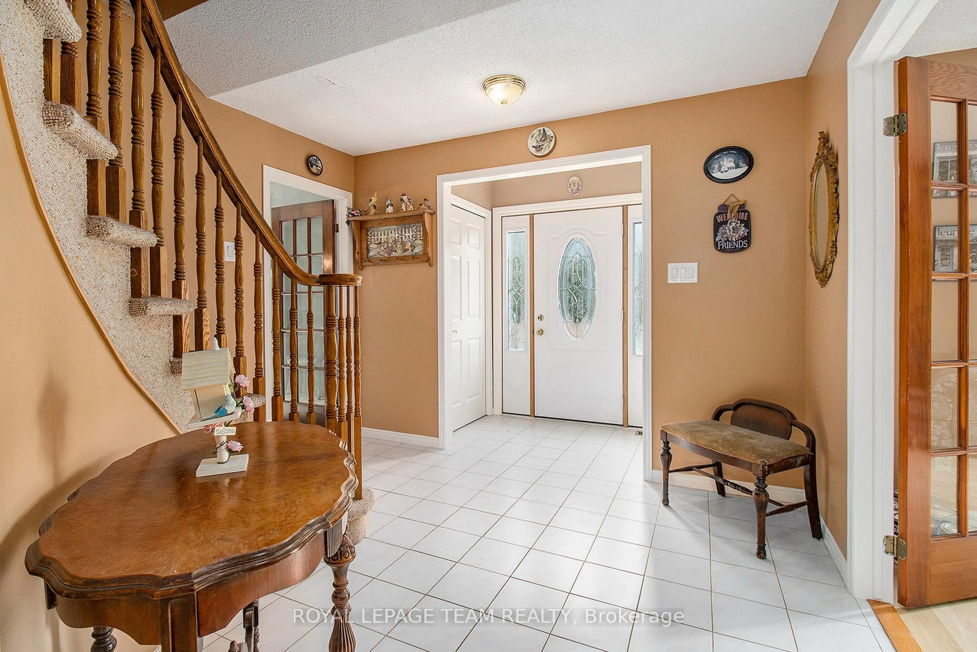 Indoor foyer for 37 Faubert Ave, North Dundas Ontario K0C 1H0