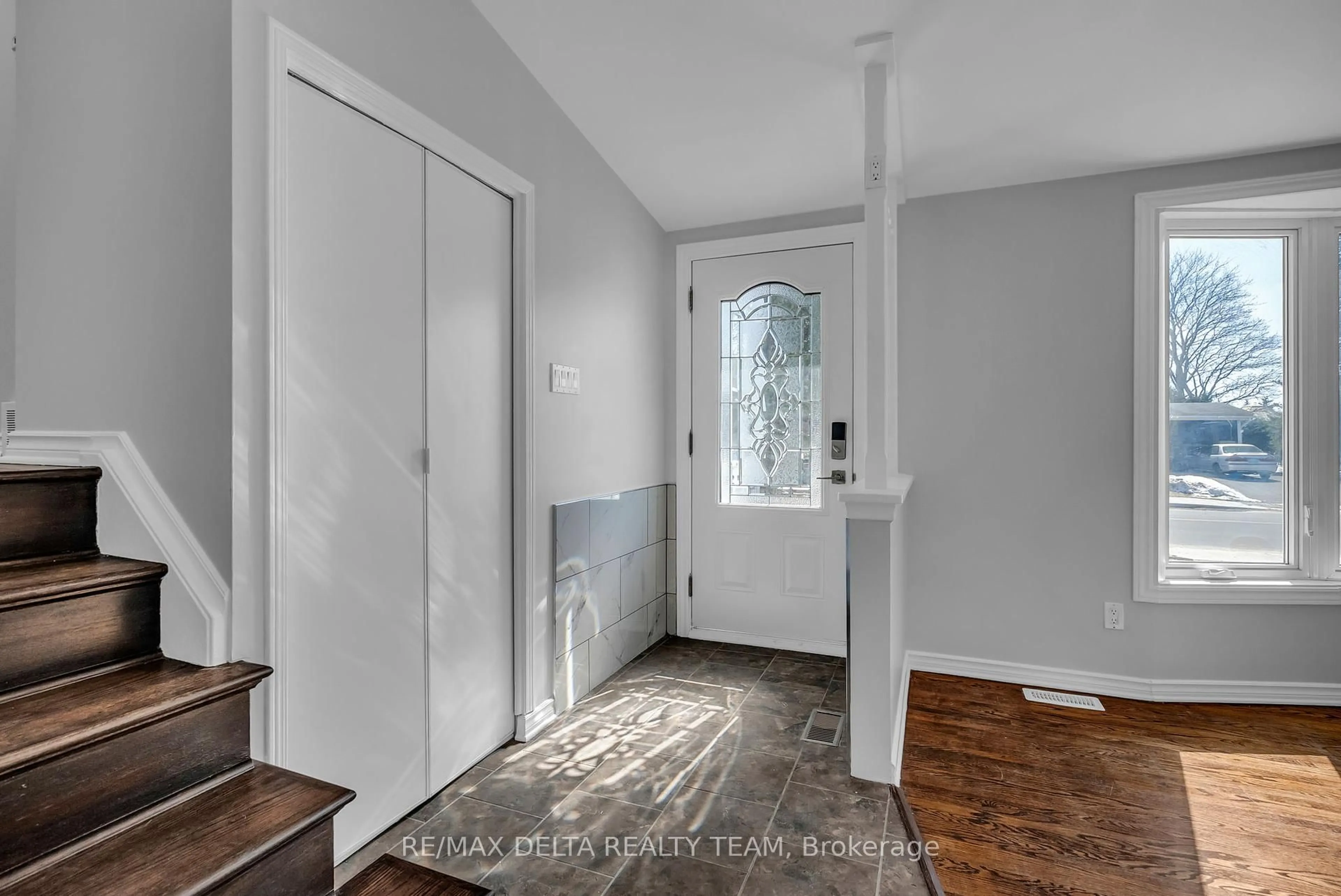 Indoor entryway for 239 TOMPKINS Ave, Orleans Ontario K1E 1H1