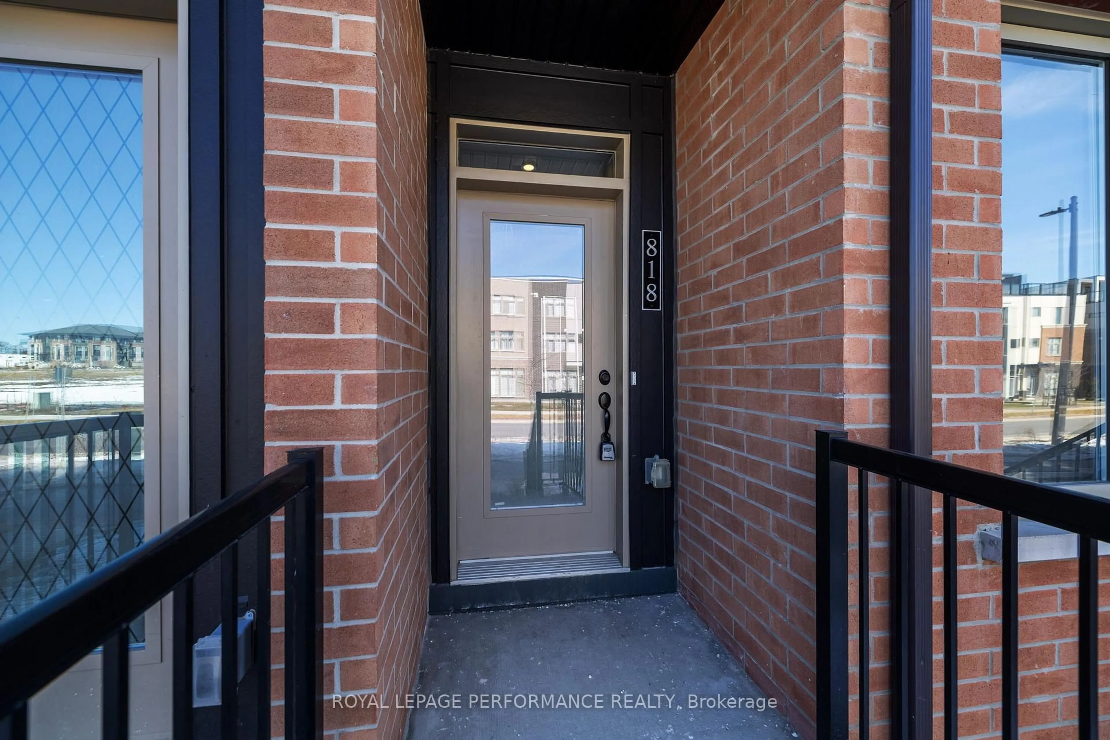 Indoor entryway for 818 Mikinak Rd, Ottawa Ontario K1K 5A5