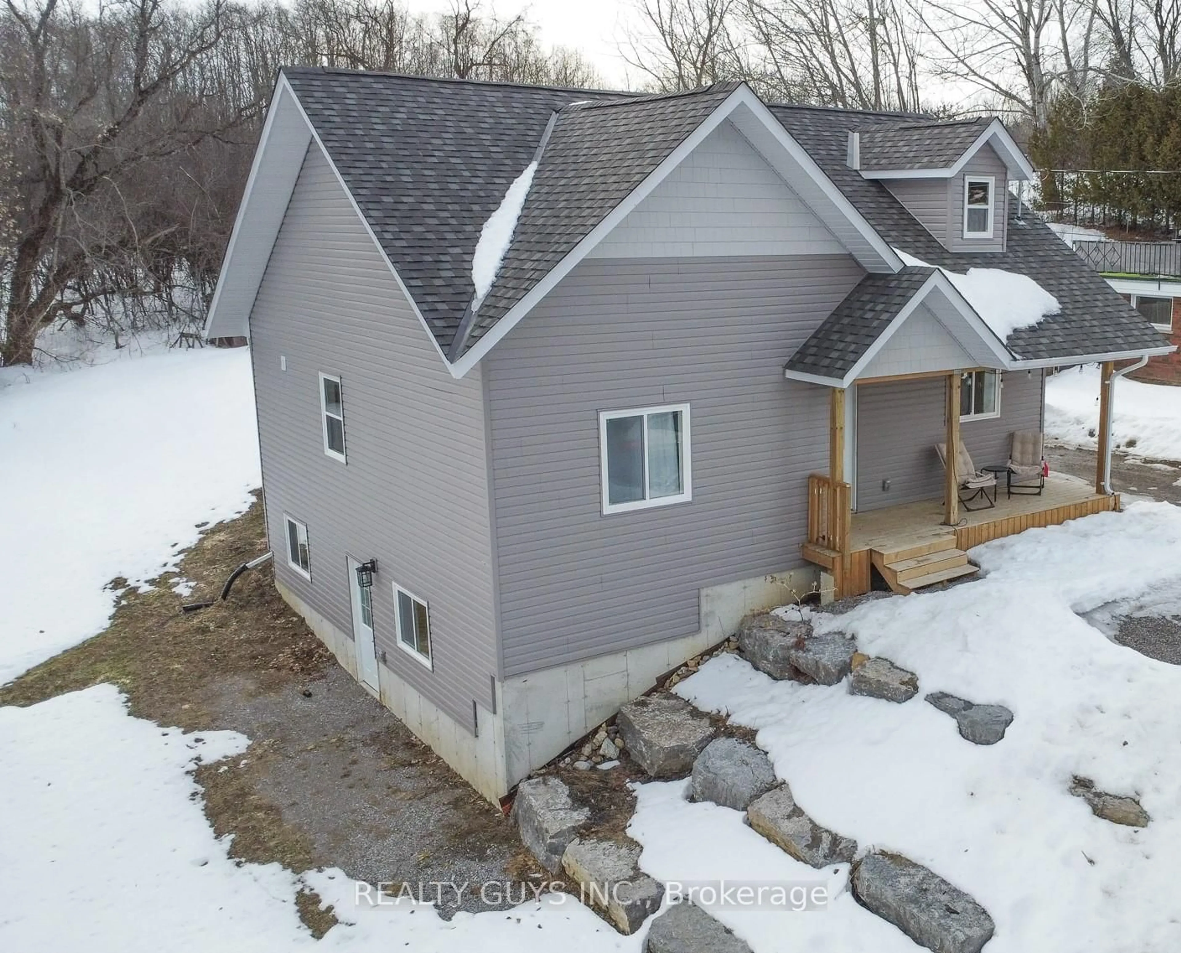 A pic from outside/outdoor area/front of a property/back of a property/a pic from drone, building for 909 Fairbairn St, Peterborough Ontario K9H 6C2