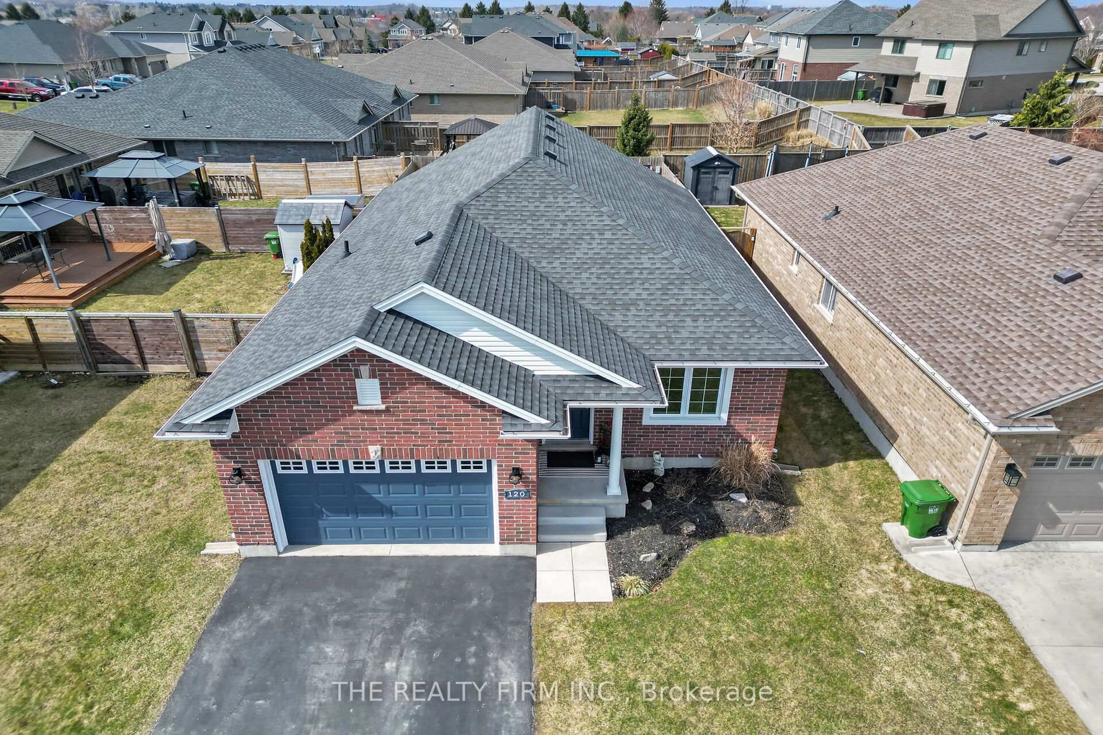 A pic from outside/outdoor area/front of a property/back of a property/a pic from drone, street for 120 Peach Tree Blvd, St. Thomas Ontario N5R 0E5