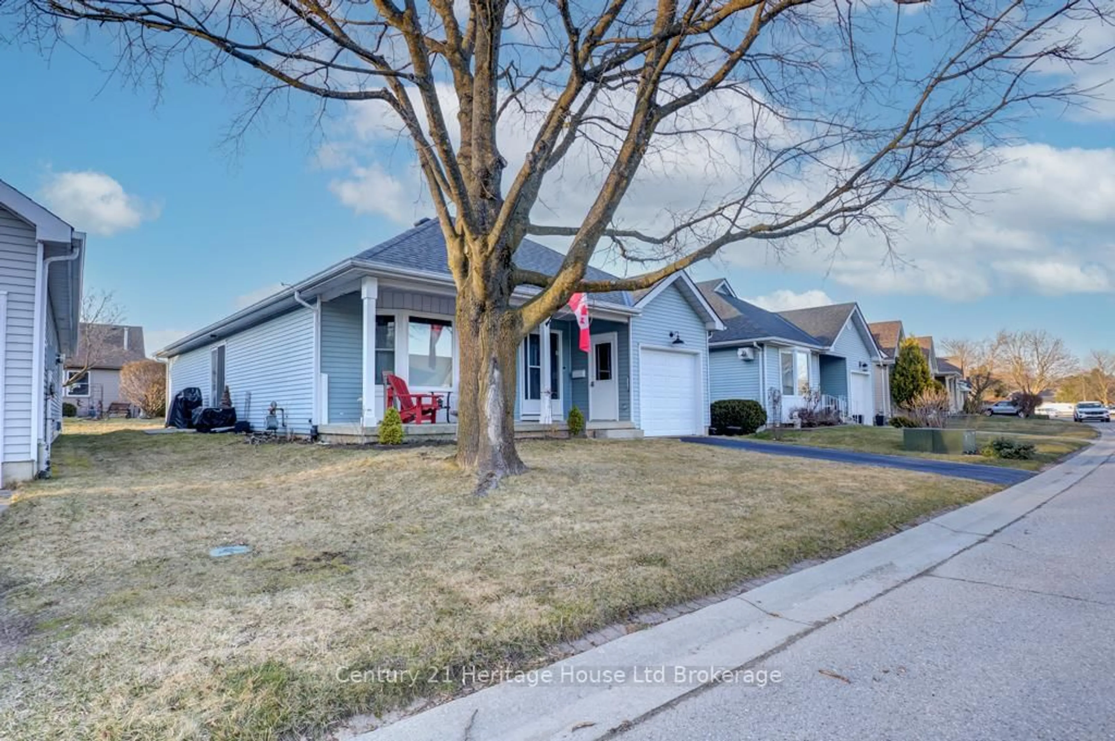 Home with vinyl exterior material, street for 26 Edwin Cres, Tillsonburg Ontario N4G 5H6