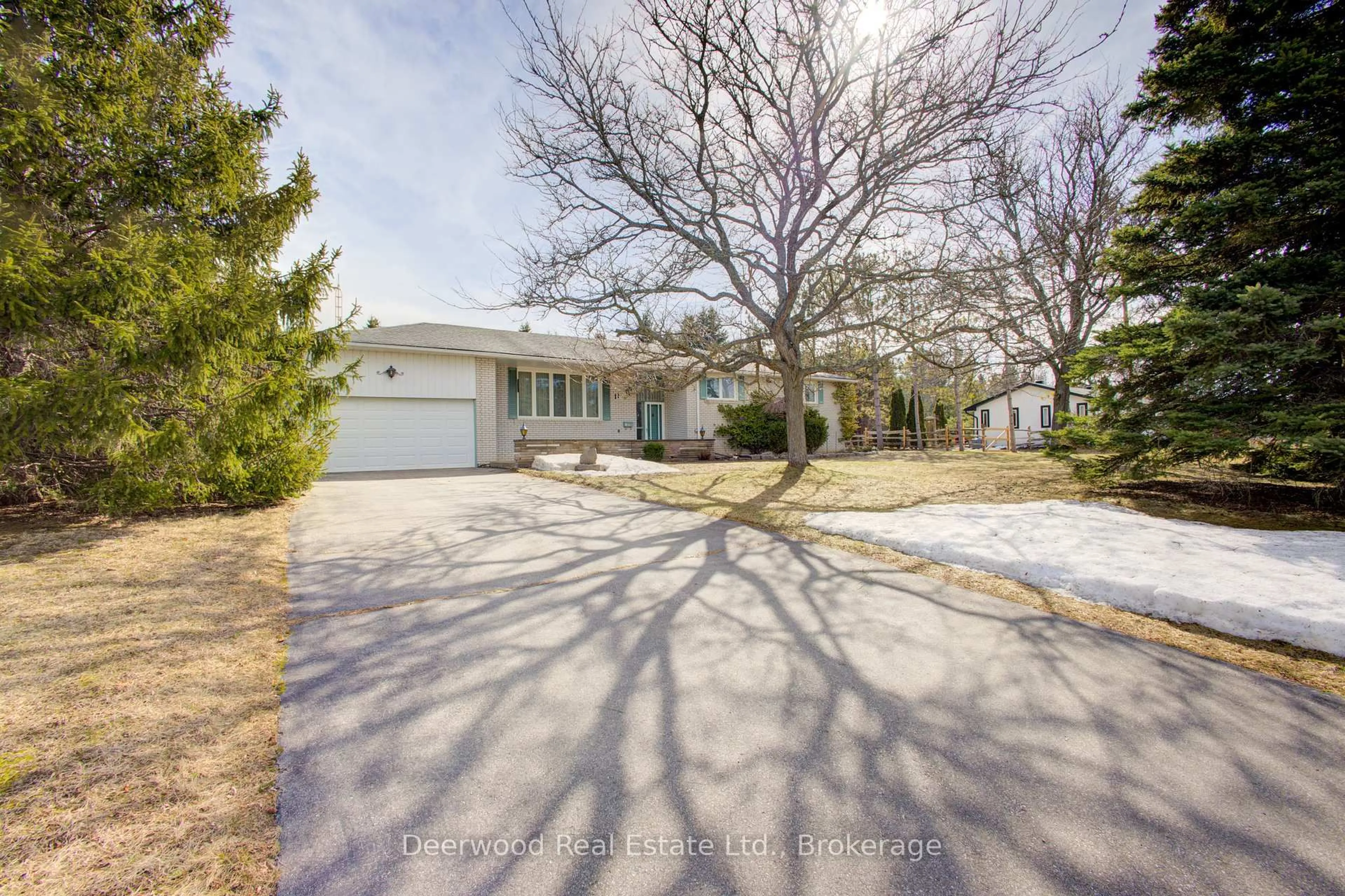 A pic from outside/outdoor area/front of a property/back of a property/a pic from drone, street for 11 Randy Ave, Mono Ontario L9W 2A2