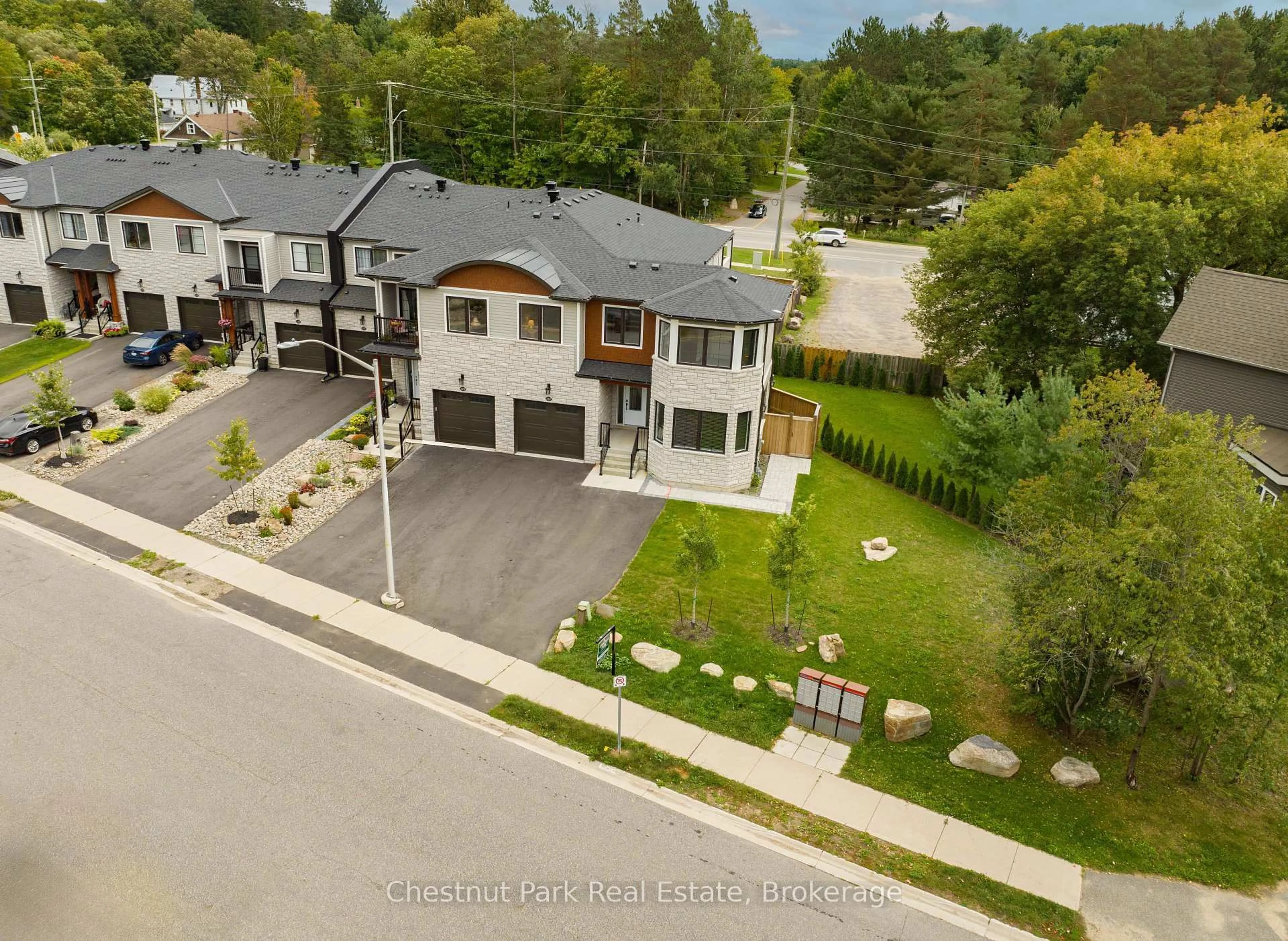 A pic from outside/outdoor area/front of a property/back of a property/a pic from drone, street for 181 Anglo St, Bracebridge Ontario P1L 2H3